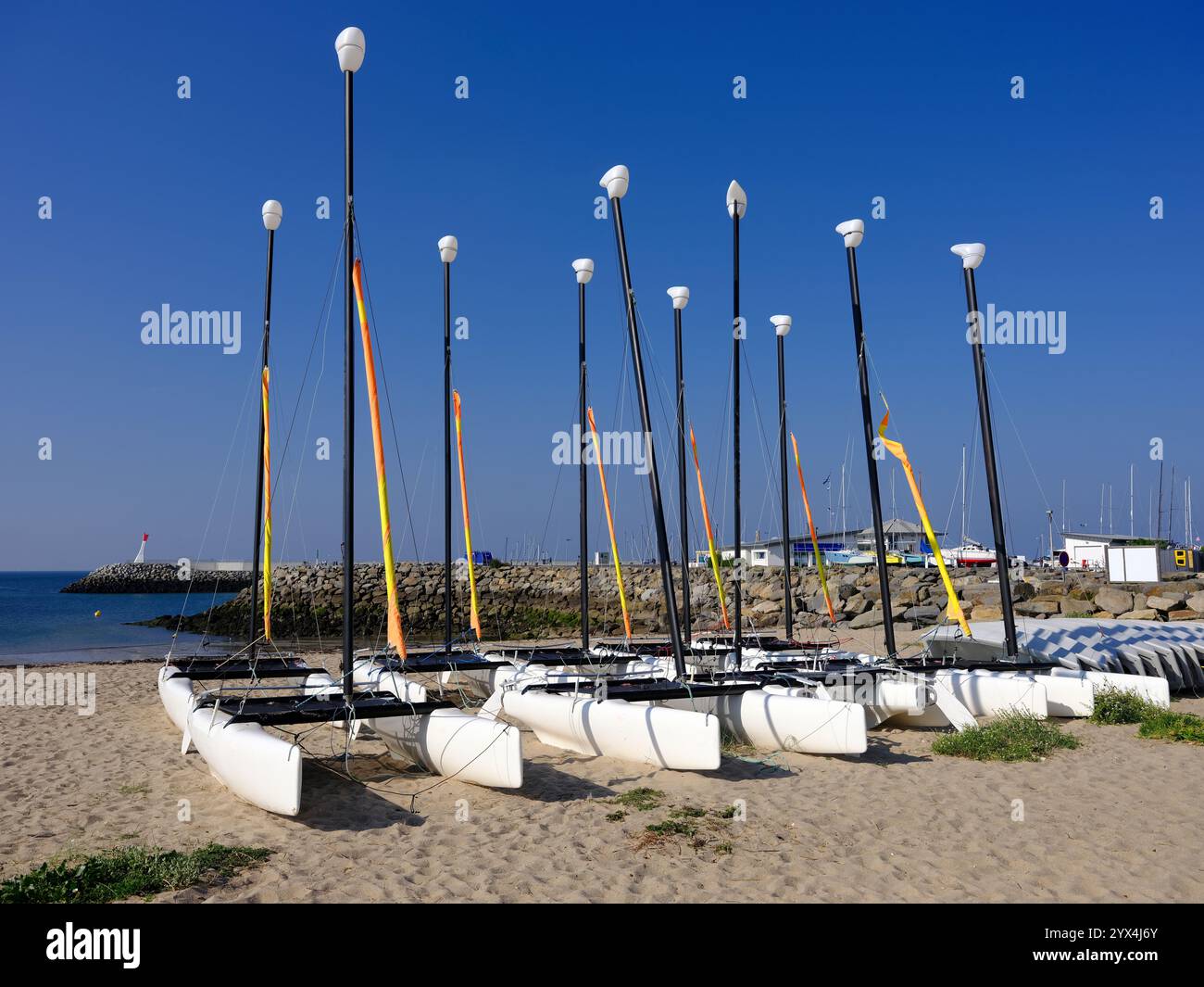 Kleine Katamarane standen am Strand von La Turballe, einer Gemeinde im Departement Loire-Atlantique in Westfrankreich. Stockfoto