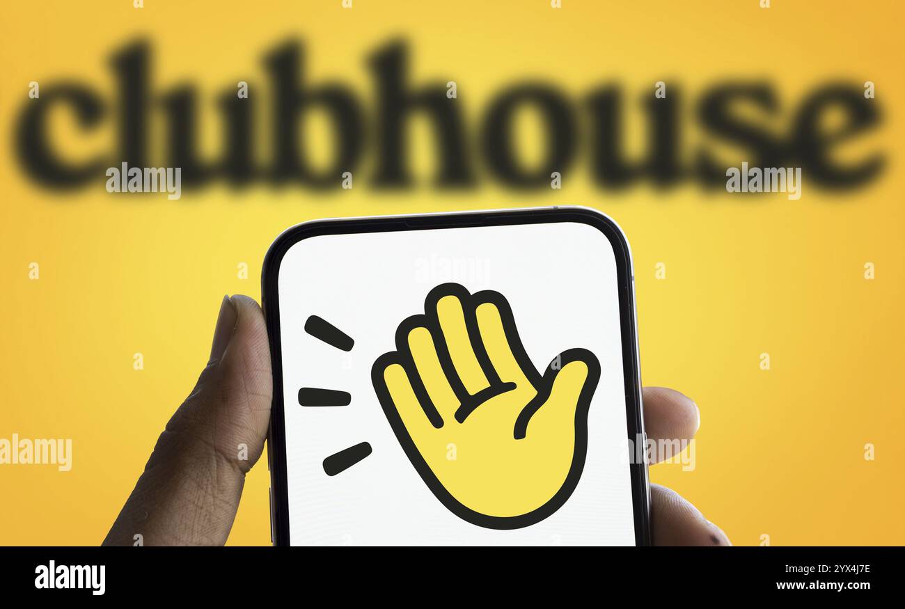 Das Clubhouse-Logo wird auf dem Smartphone angezeigt. Clubhouse ist eine Social Audio App für iOS und Android. Stockfoto