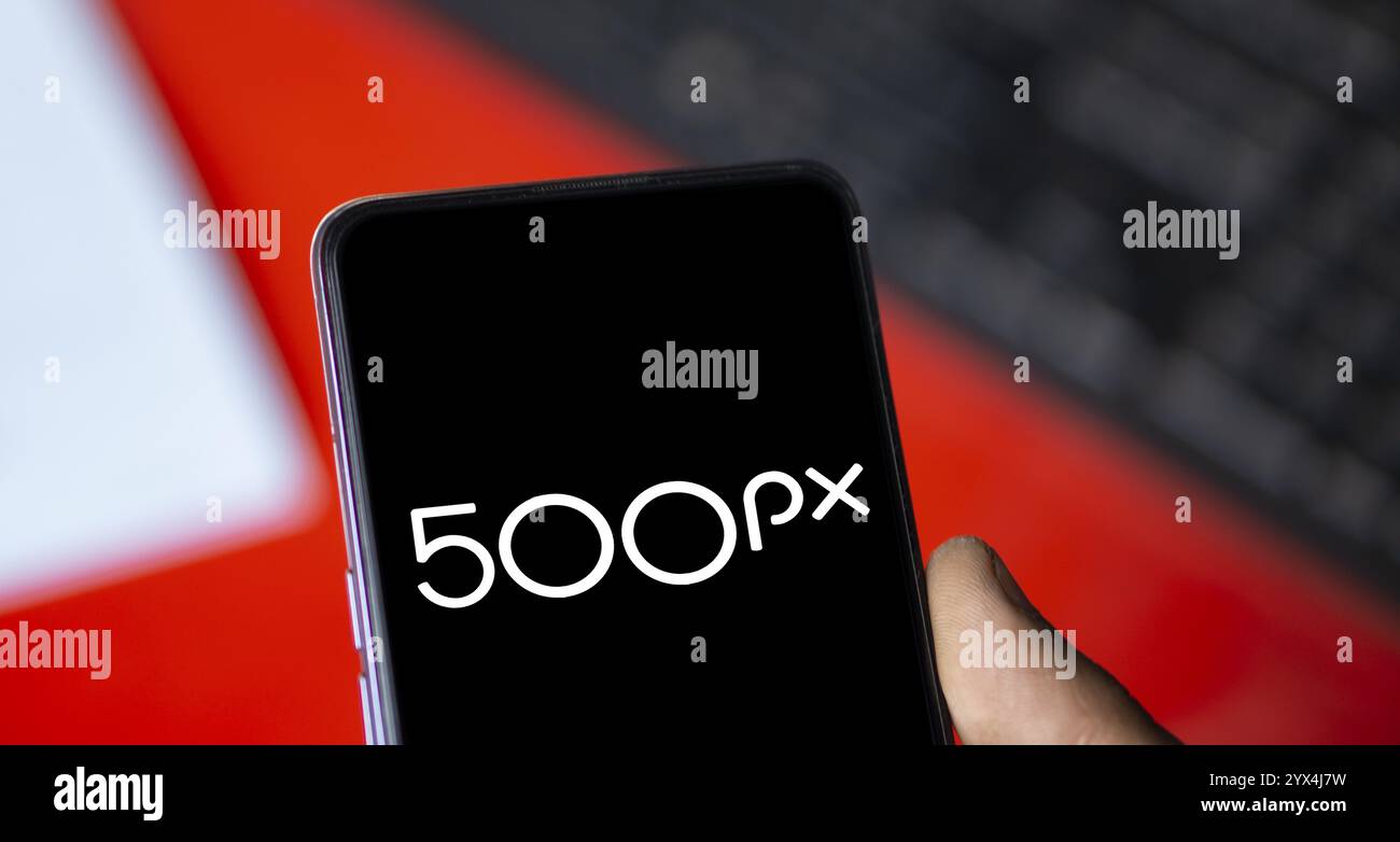 Das Logo 500px wird auf dem Smartphone angezeigt.500px ist eine globale Online-Plattform für Fotofreigabe. Stockfoto