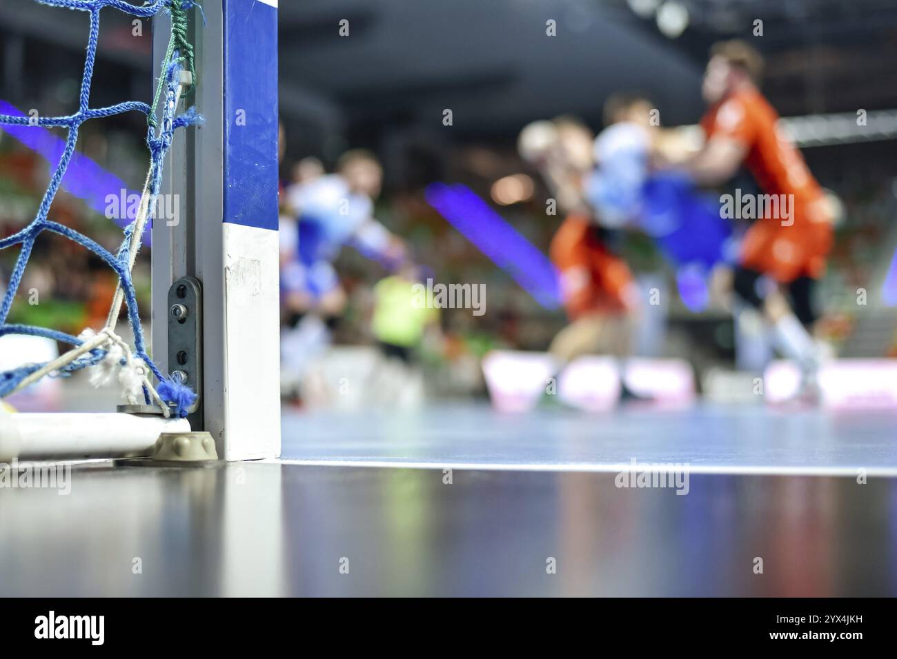 Detail der Handball Torpfosten mit Net und Handball Match im Hintergrund. Stockfoto