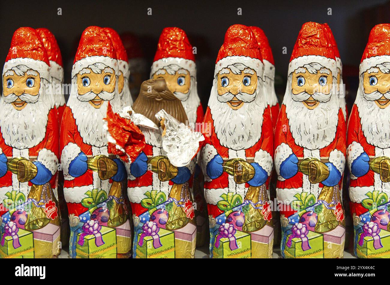 10.12.2018, Supermarkt, Hamburg, aufgerissen und gebissen Vaterweihnachtfigur im Regal Hamburg, Hamburg, Deutschland, Europa Stockfoto