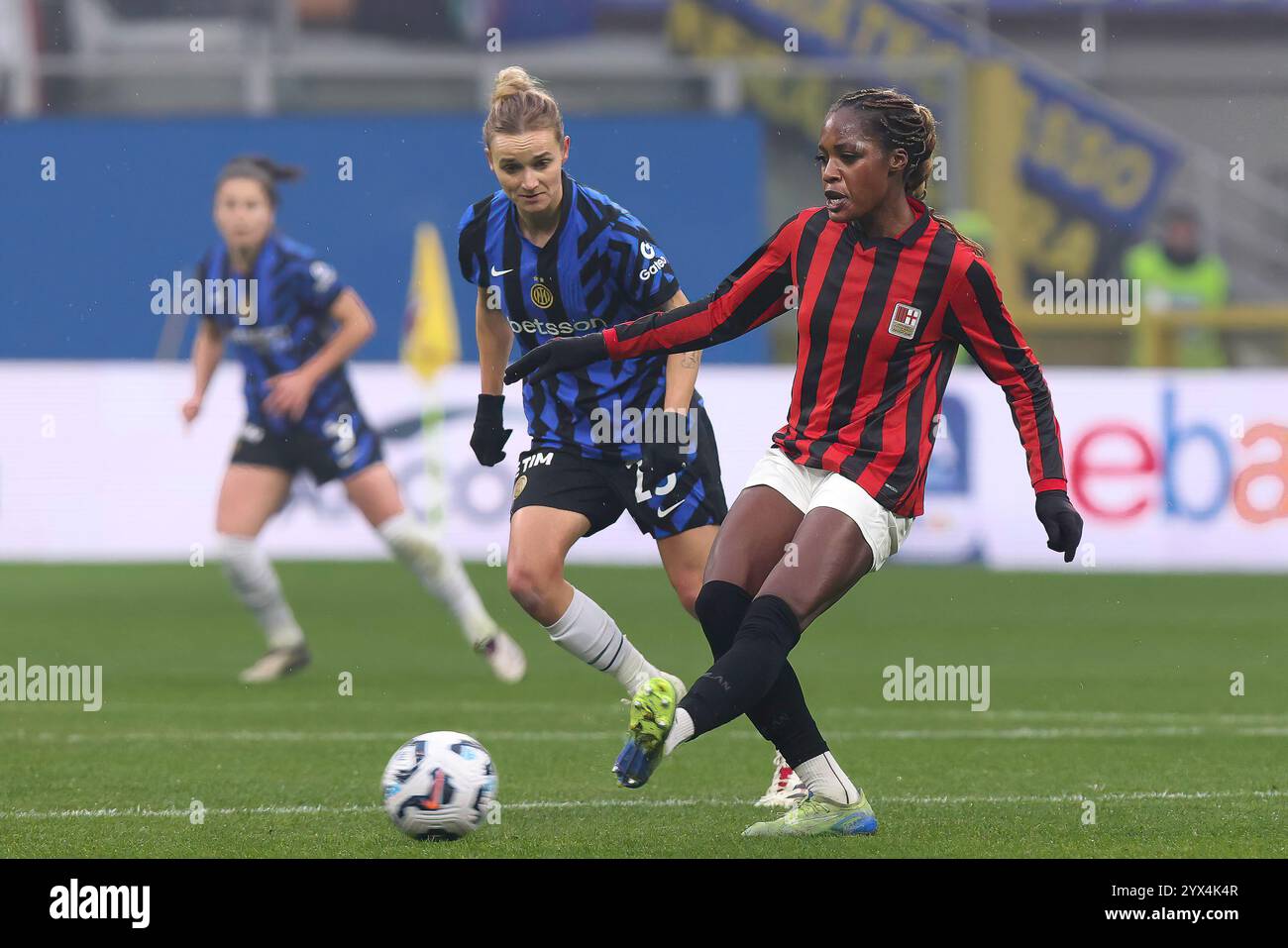 Mailand, Italien. Dezember 2024. Italien, Mailand, 2024 12 08: Evelyn Ijeh (AC Milan) hat in der ersten Halbzeit beim Fußballspiel AC Mailand gegen FC Inter, Women Series A 2024-2025 Day 12, San Siro StadiumItalien, Mailand, 2024 12 08: AC Mailand gegen FC Inter, Italien Women Series A 2024/2025, Tag 12 im San Siro Stadion (Foto: Fabrizio Andrea Bertani/Pacific Press/SIPA USA) Credit: Sipa USA/Alamy Live News Stockfoto