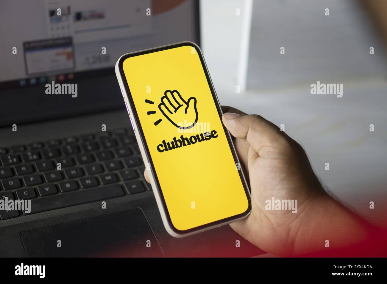 Das Clubhouse-Logo wird auf dem Smartphone angezeigt. Clubhouse ist eine Social Audio App für iOS und Android. Stockfoto