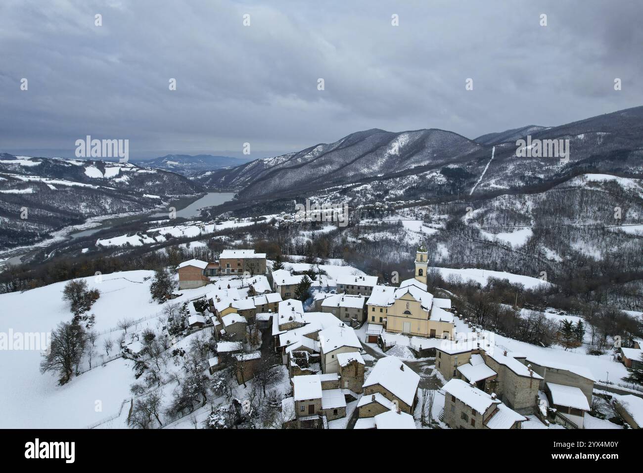 Blick aus der Vogelperspektive auf Vezzolacca, ein kleines Dorf im ligurischen apennin, das im Winter von Schnee bedeckt ist Stockfoto