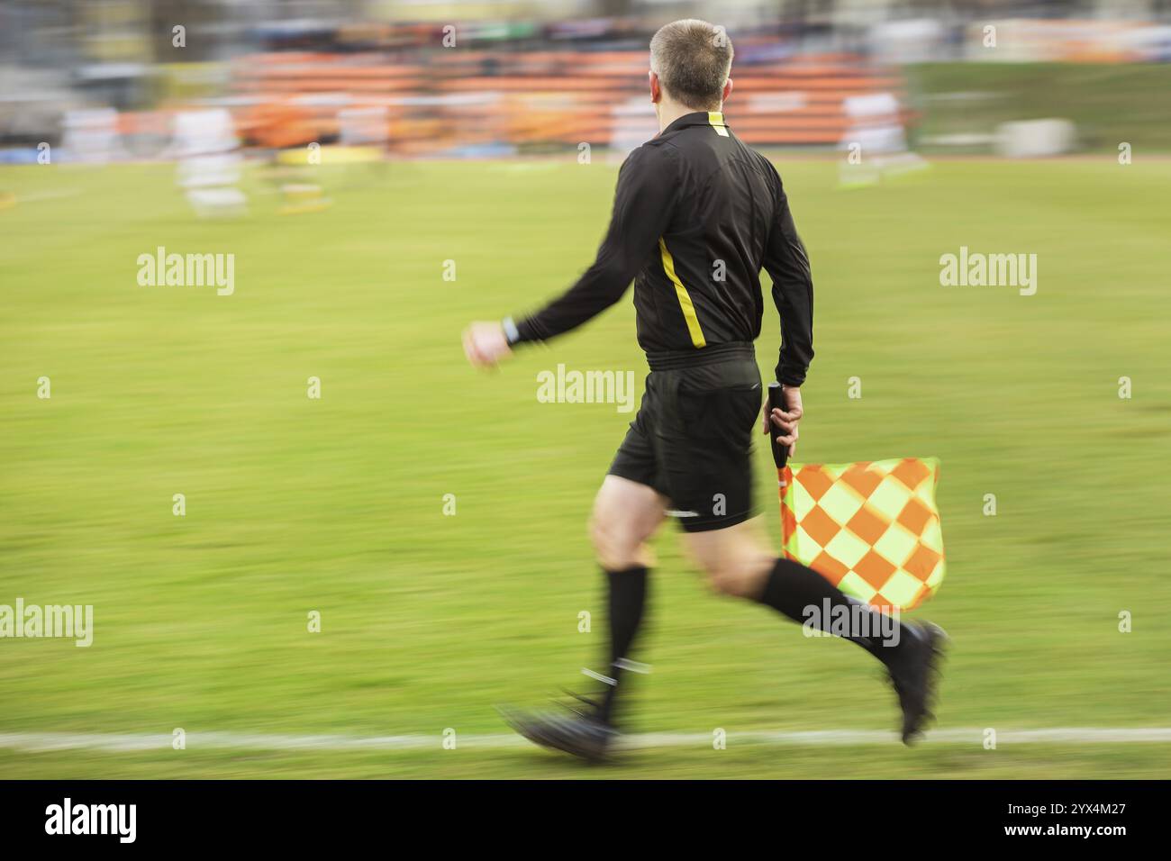 Assistenzschiedsrichter während des Fußballspiels - Drehtechnik geschossen Stockfoto