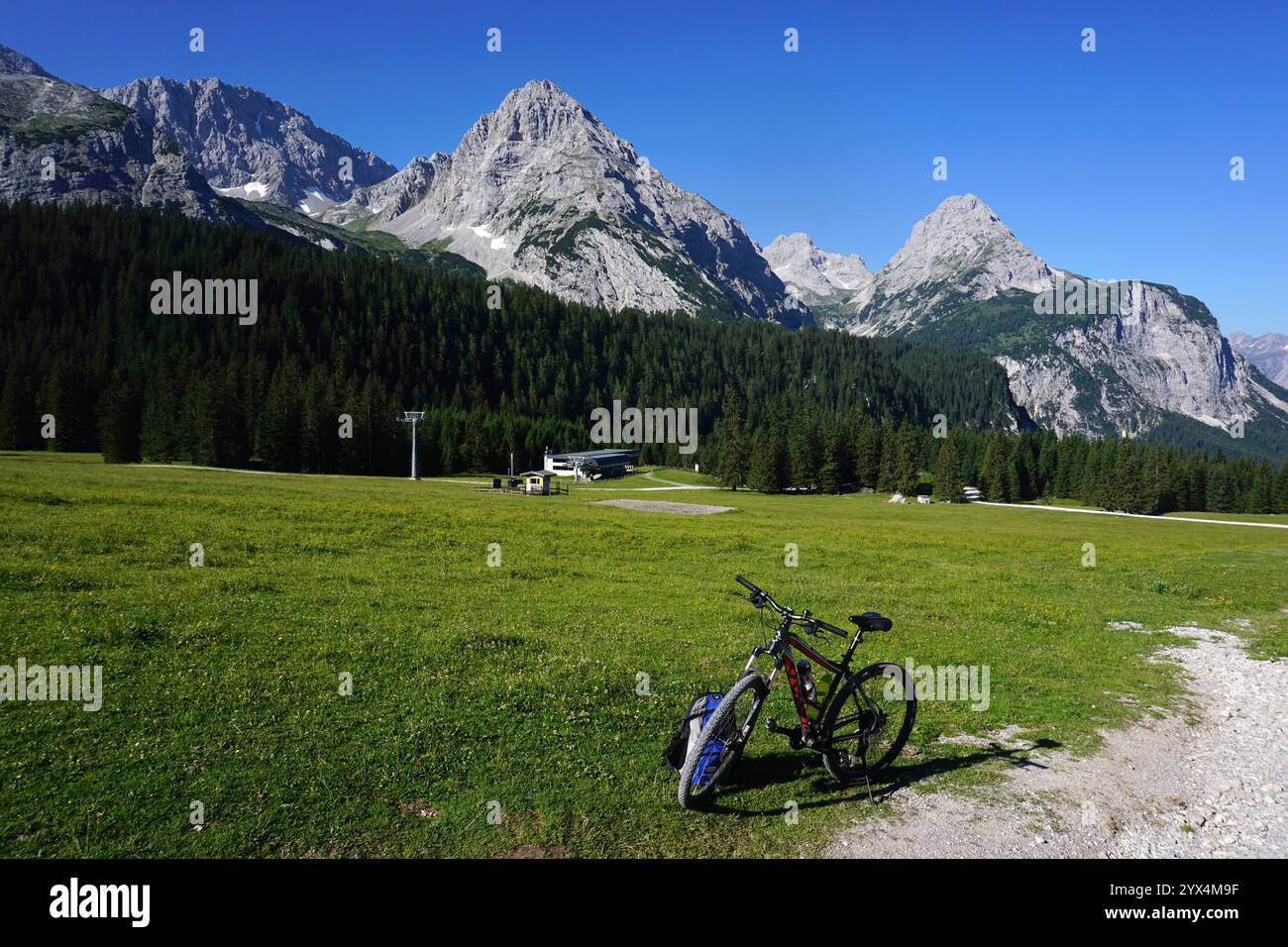 Mountainbiken auf der Ehrwalder Allm vor der Mieminger Kette in Österreich, Tirol Stockfoto