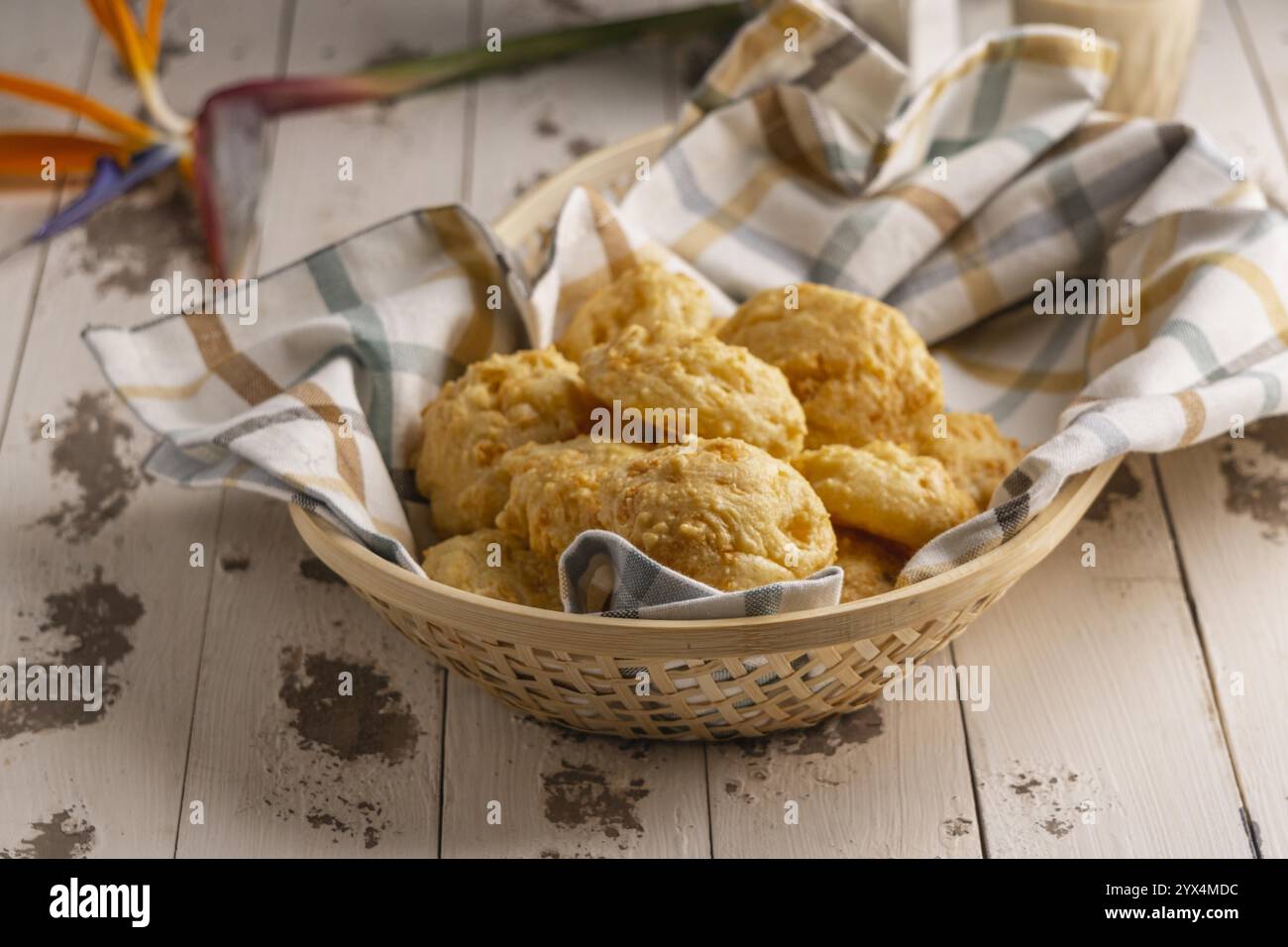 Traditioneller Speisekorb mit hohem Winkel Stockfoto