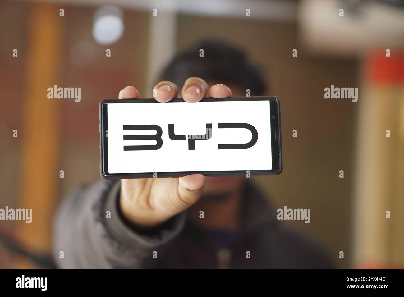 BYD Co. Ltd Erstellen Sie Ihr Dreams Logo auf dem Smartphone . Ist ein chinesisches Konglomeratunternehmen. BYD ist ein wichtiger Konkurrent von Tesla in China Stockfoto