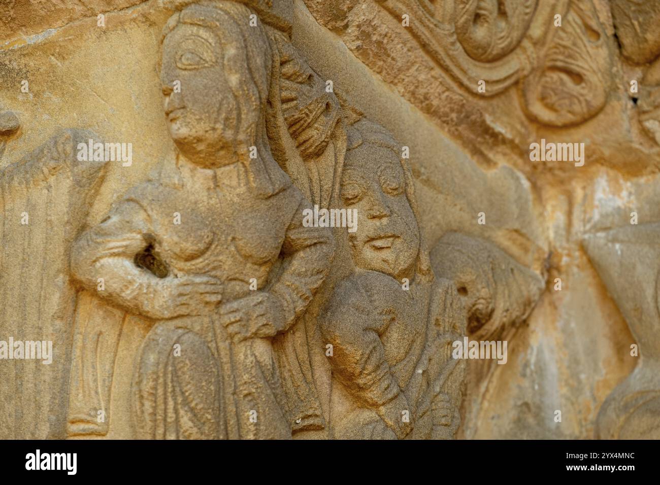 Tänzer zwischen zwei Musikern, Kirche Santiago de Agueero, Agueero, Huesca, Spanien, Europa Stockfoto
