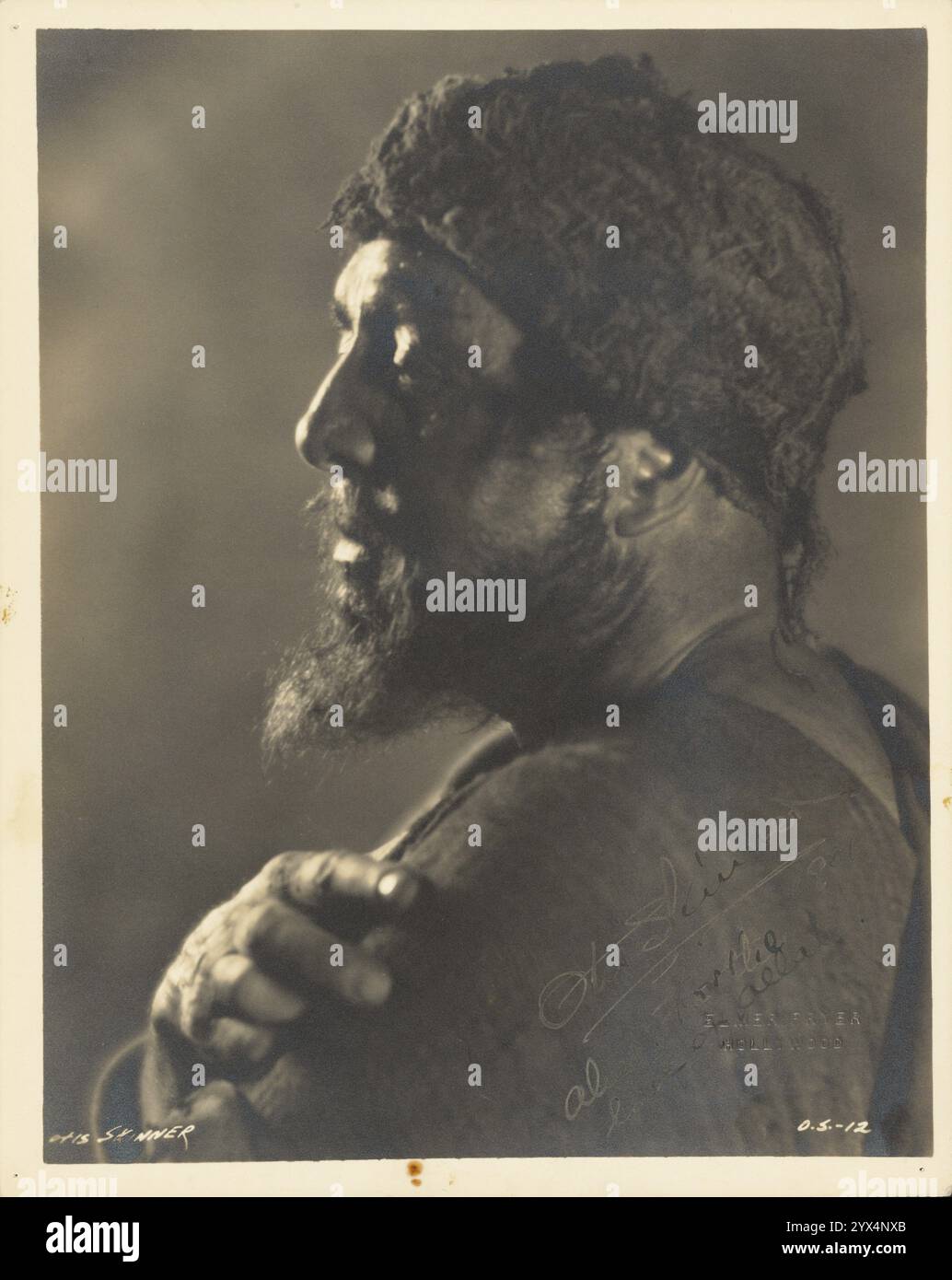 Otis Skinner, ungefähr 1931. Profilporträt eines Mannes, Otis Skinner, im Kostüm, mit Stoffmütze und Bart. Dies ist wahrscheinlich seine Figur aus dem Film „Kismet“ aus dem Jahr 1931, der in Bagdad spielt. Stockfoto