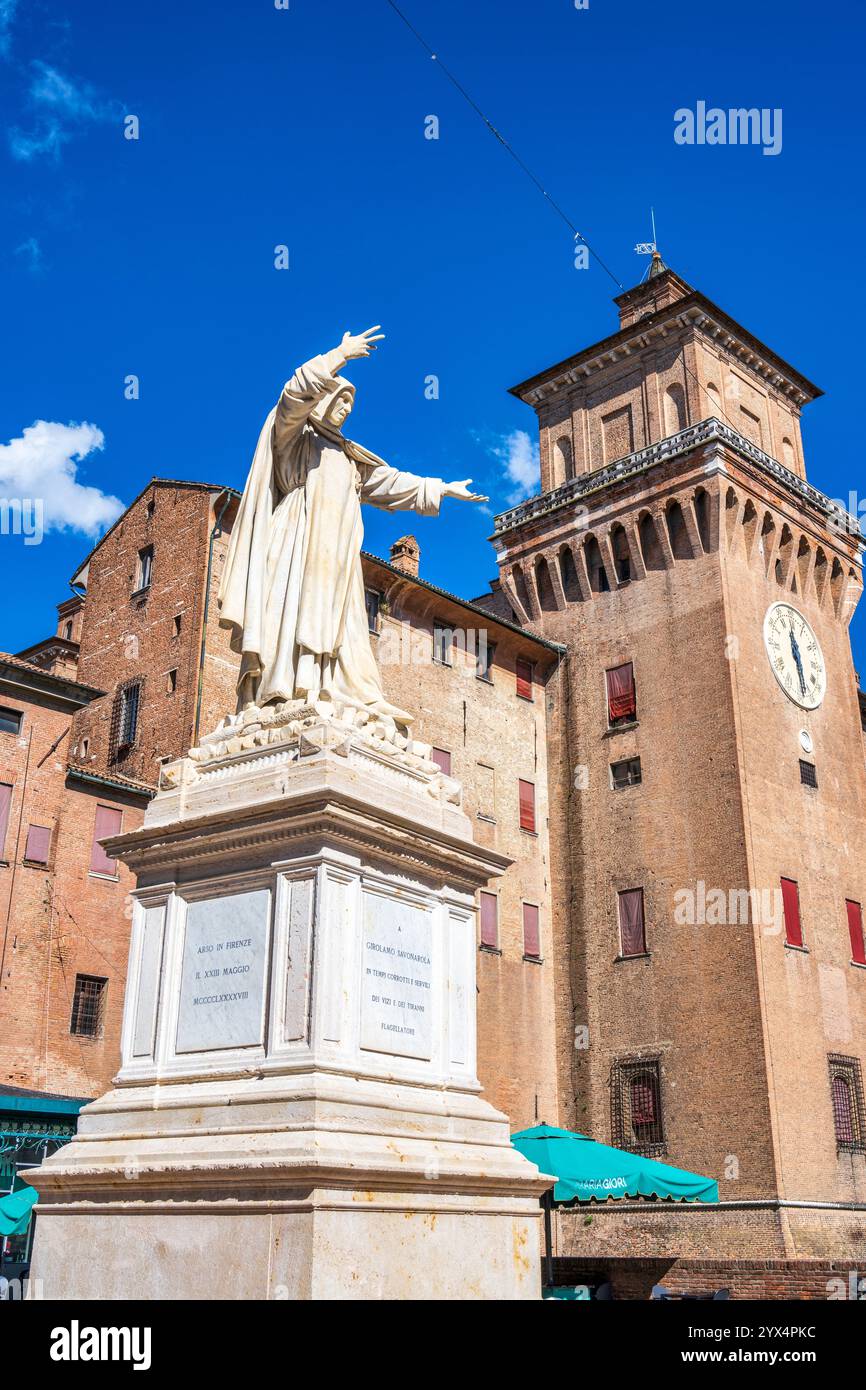 Statue des Mönchs Girolamo Savonarola auf der Piazza Savonarola, mit Schloss Estense im Hintergrund, in Ferrara in der Region Emilia-Romagna in Norditalien Stockfoto