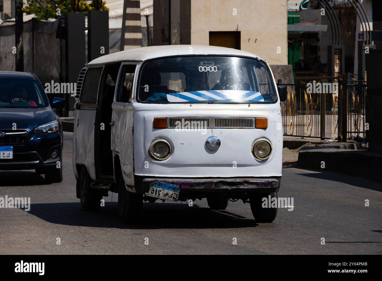 VW Volkswagen Kombi Minibus, White Chicken, Nahverkehr in den Straßen der Innenstadt von Kairo, Ägypten Stockfoto