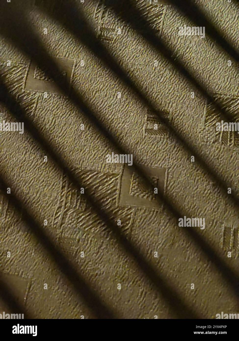 Sunset Light Stripes: Muster und Reflexionen auf Glas Stockfoto