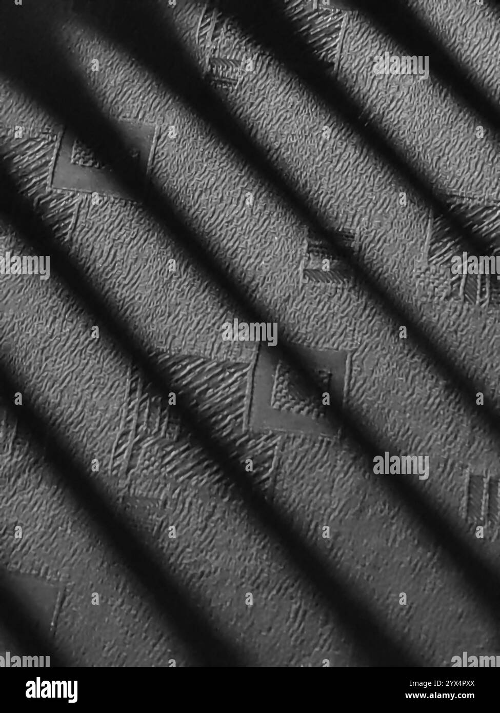 Sunset Light Stripes: Muster und Reflexionen auf Glas. Schwarz-weiß, abstrakte Balken. Stockfoto