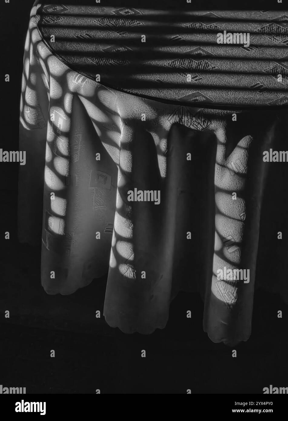 Sonnenuntergangsbeleuchtung: Schwarz-weiße Tischplatte und Glass Harmony. Stockfoto