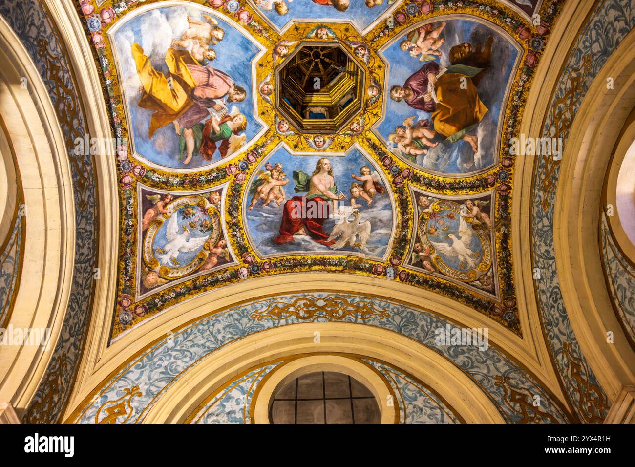 Gewölbte Decke der Herzoglichen Kapelle im ersten Stock des Schlosses Estense im historischen Stadtzentrum von Ferrara in der Region Emilia-Romagna in Norditalien Stockfoto