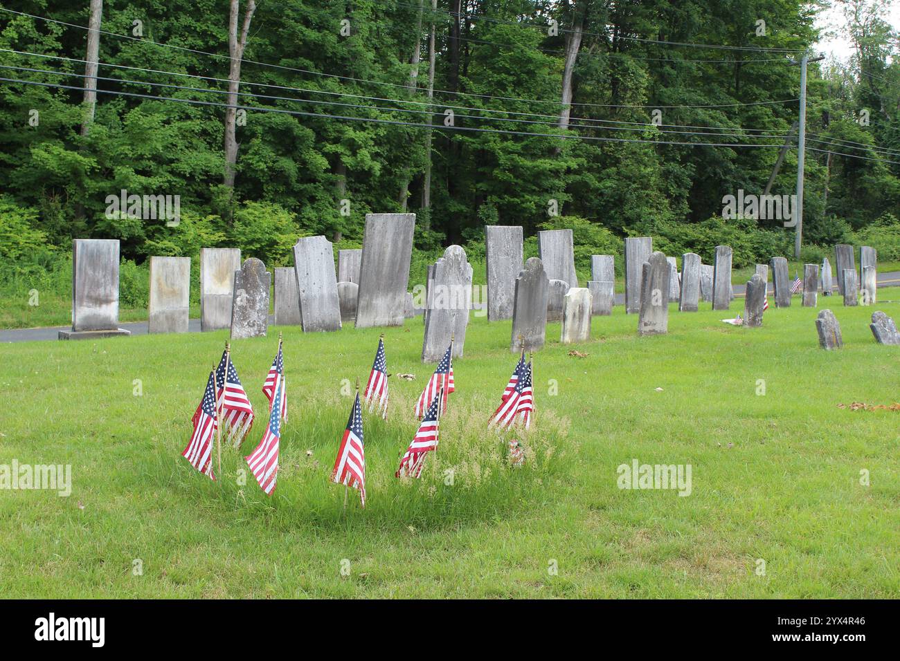 USA-Flaggen im Kreis auf einem alten Friedhof in Ridgefield, Connecticut Stockfoto