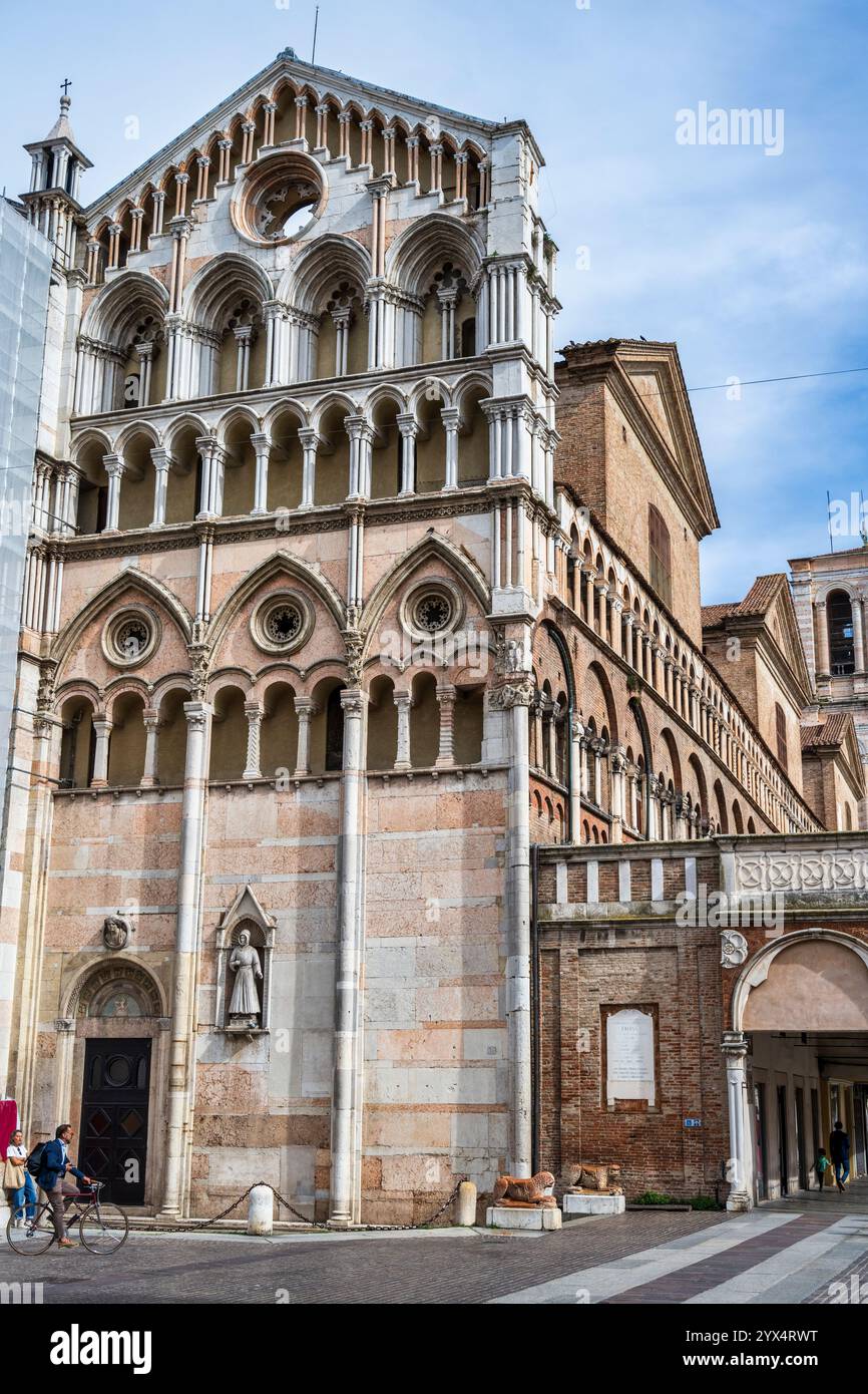 Fassade der Kathedrale von Ferrara wird restauriert auf der Piazza della Cattedrale im Stadtzentrum von Ferrara in der Region Emilia-Romagna in Norditalien Stockfoto