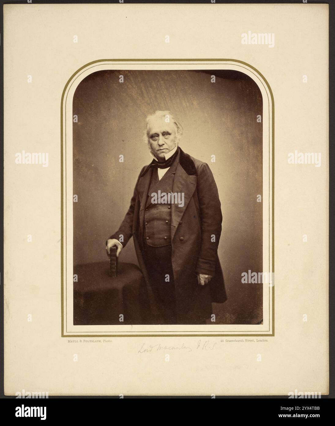 Lord Macauley, F.R.S., 1856. Weitere Informationen: Porträt von Thomas Babington Macaulay, 1. Baron Macaulay, stehend mit der Hand auf einem Buch. Stockfoto