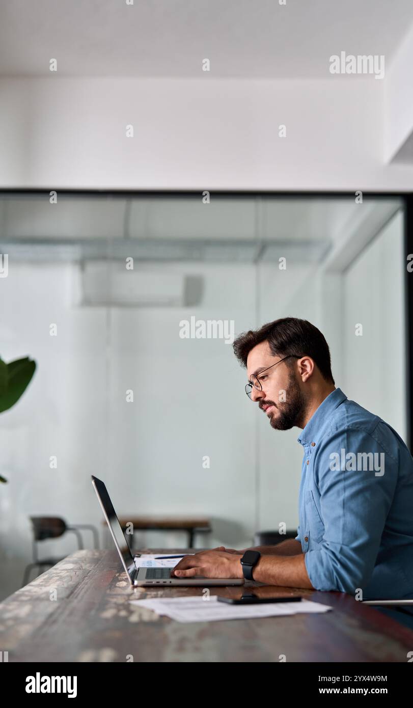 Geschäftlicher Geschäftsmann Firmenmitarbeiter mit Laptop, der im Büro arbeitet. Stockfoto