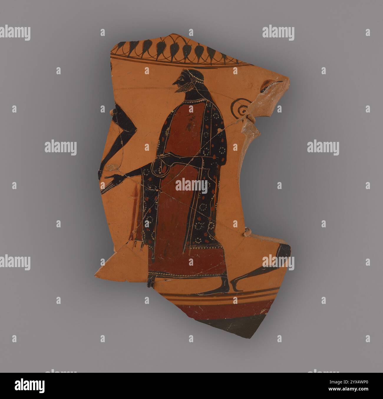 Schwarzfigurenhals-Amphorenfragment auf dem Dachboden, ca. 530 v. Chr. Ein Mann mit einem Kränz. Zusatzinfo: Auf der Schulter: Fries offener Lotusblumen. Am Körper: i) Arm der Figur nach links, II) bärtiger Mann nach links mit langen Haaren, mit einem Kranz, rotem Gewand und gemustertem Mantel. Er hält ein kreisförmiges Objekt (Ring? Kranz?) In seiner linken Hand. An der Position des fehlenden Griffs befindet sich eine Ranke. Unter dem Griff befindet sich eine Figur, die sich nach rechts bewegt. Stockfoto