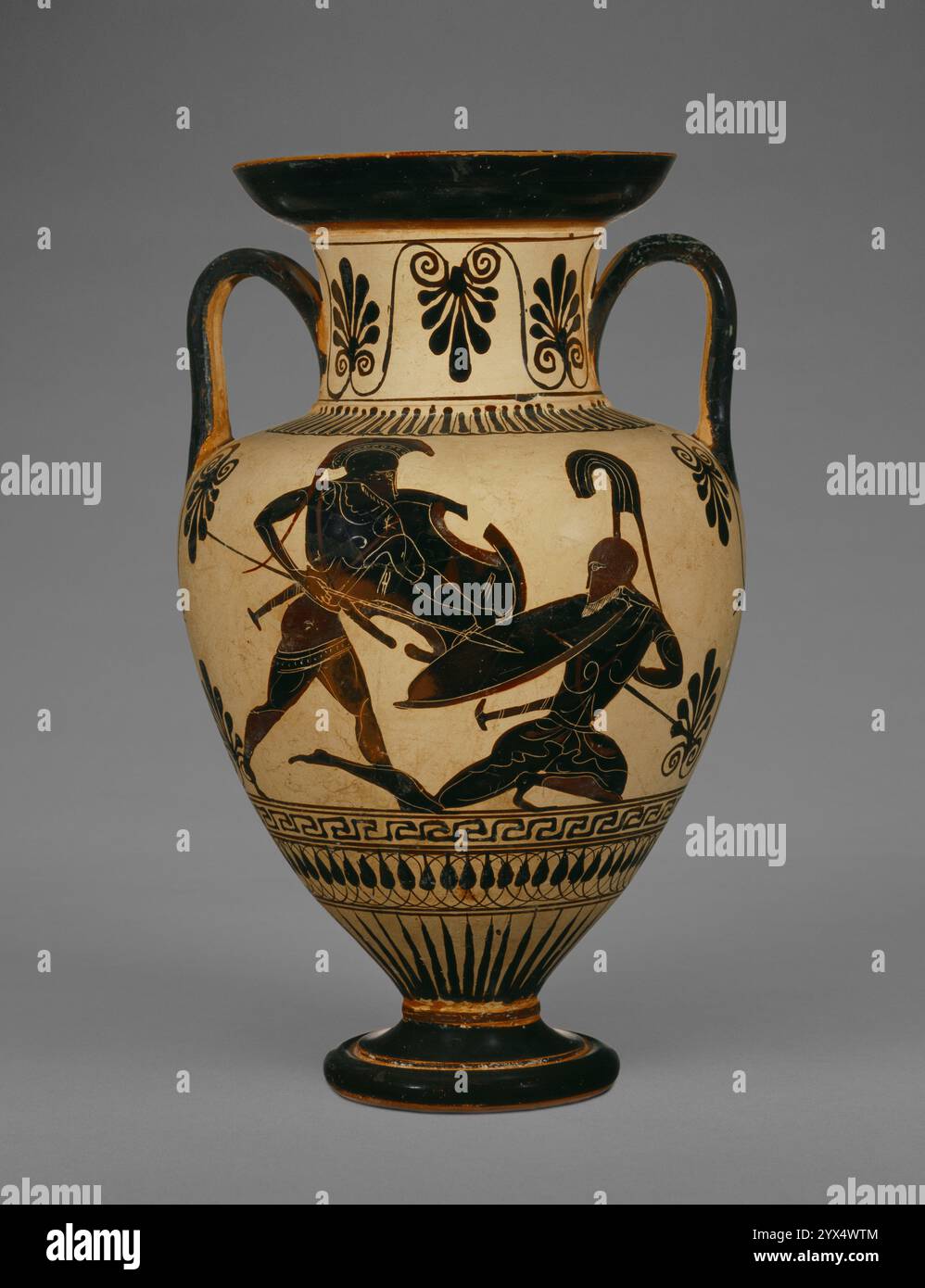 Attische Schwarzfigurenhals Amphora, ca. 500-480 v. Chr. Aufbewahrungsbehälter mit zwei Kriegern. Zusätzliche Info: Zwei Duelle - oder vielleicht der gleiche Kampf von verschiedenen Seiten - zieren diese kleine Hals-Amphora. Es gibt keine Inschriften, in denen die Figuren benannt werden, aber ihr Einzelkampf ruft die Duelle der Helden im Trojanischen Krieg hervor. In den frühen Jahrzehnten des 5. Jahrhunderts v. Chr. arbeiteten viele Vasenmaler in der kürzlich erfundenen rotfigurigen Technik. Andere hingegen arbeiteten weiterhin in Schwarzfiguren. Auf dem sich wandelnden Keramikmarkt suchten einige nach Möglichkeiten, ihr Produkt interessanter zu machen. Eine Methode war die Co Stockfoto