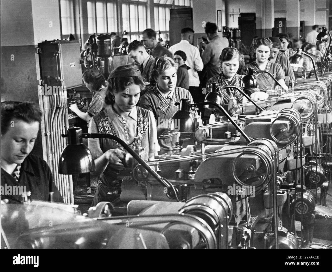 Zwangsarbeiterinnen arbeiteten in der Hamburger Rüstungsfabrik Messap (Deutsche Messaparate GmbH). Unter anderem produzierte das Werk Zeitsicherungen für Flugabwehrschalen. [Automatisierte Übersetzung] Stockfoto