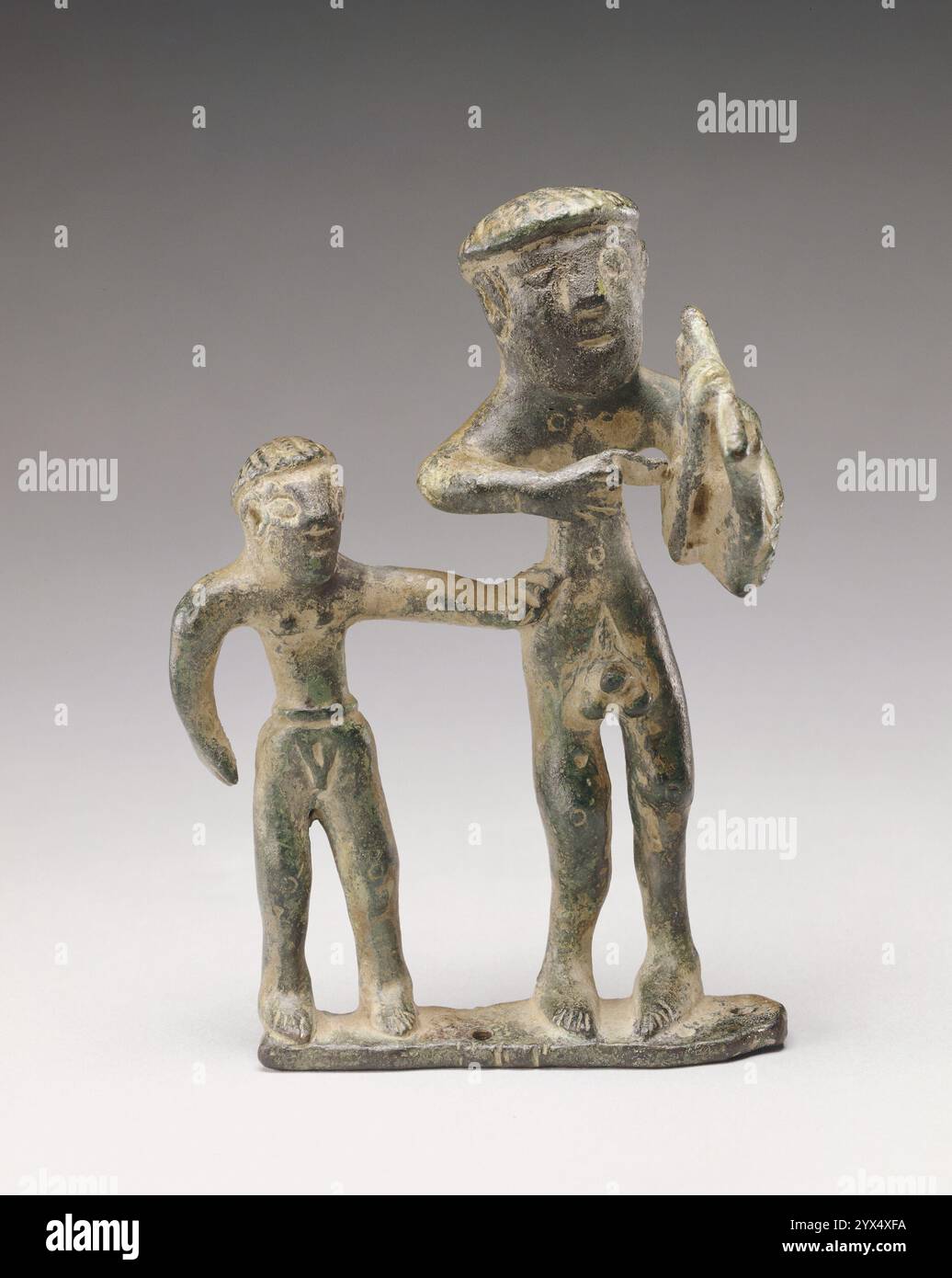 Statuette eines Leierspielers mit einem Begleiter, 690-670 v. Chr. Zusätzliche Info: Diese Statuette eines stehenden Leierspielers und eines kleineren Gefährten stammt aus den frühen 600er Jahren v. Chr. die Statuette war wahrscheinlich den Göttern gewidmet und war ursprünglich an einem anderen Objekt befestigt, wie die Löcher in der Basis zeigen. Der Stil und die Proportionen der Figuren weisen auf einen Ursprung auf der Insel Kreta hin. Die Zusammensetzung und das Thema der Statuette sind ungewöhnlich. Figurengruppen sind in griechischen kleinen Bronzen nicht üblich, ebenso wenig wie Leierspieler, obwohl sie oft in anderen Medien zu finden sind. Bis zum frühen Morgen Stockfoto