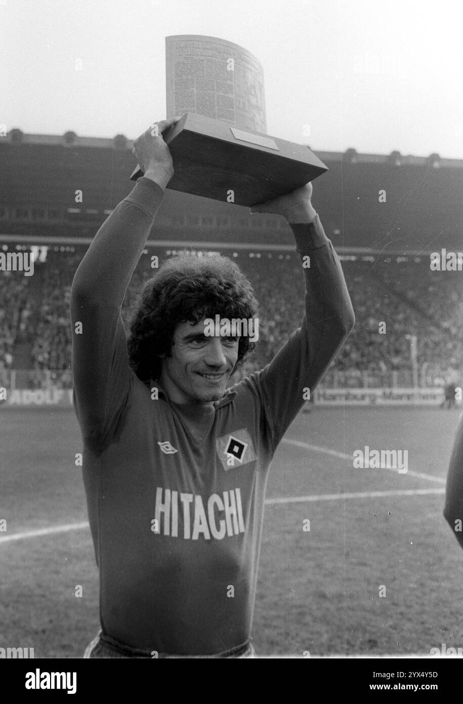 Hamburger SV - Borussia Mönchengladbach 2:6/22.04.1978/ Kevin Keegan (HSV) wird zum Hamburger Fußballspieler des Jahres 1977 geehrt. Keegan mit der Trophäe. [Automatisierte Übersetzung] Stockfoto