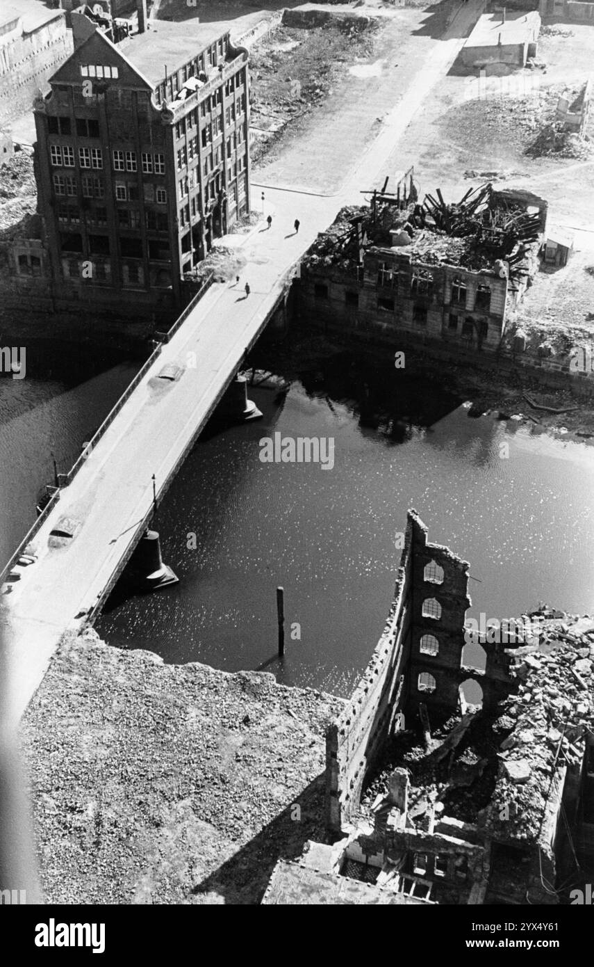 1947 Hamburg Reimersbrücke über die Nicolaiflotte, Trümmer. [Automatisierte Übersetzung] Stockfoto