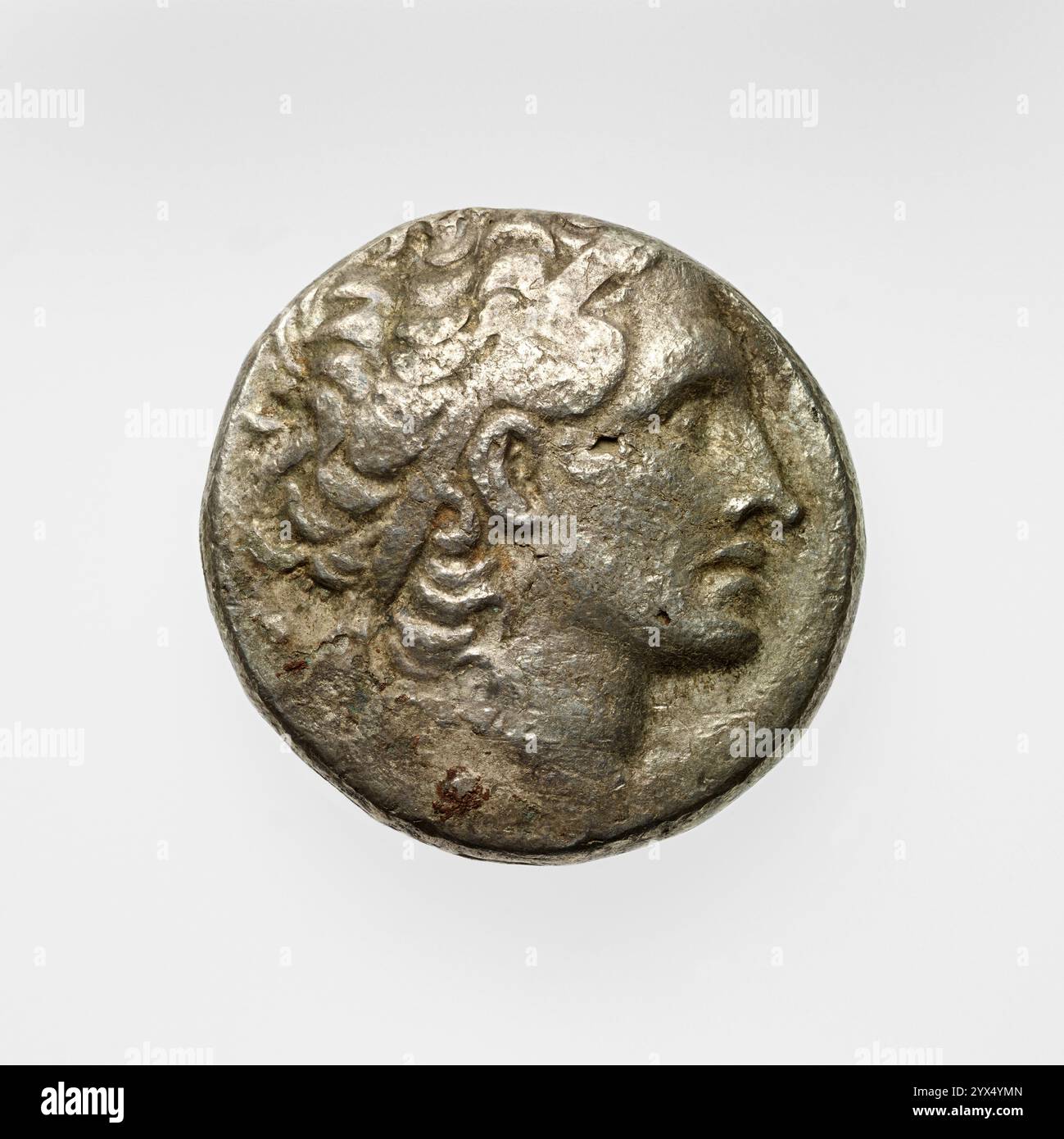 Tetradrachme mit Ptolemäus XIII (?), (1. Jahrhundert v. Chr.?) Zusätzliche Info: Vorderseite: Kopf des Ptolemäus, im Profil nach rechts. Rückwärts: Adler, der nach links steht und einen Blitz in den Krallen hält. Am rechten Fuß, ein Isis-Kopfschmuck. Hinter dem Rücken des Adlers, ein Palmenzweig. Links vom Adler eingeschrieben: ? G [lambda gamma, was bedeutet, es wurde im dritten Jahr der Herrschaft des Herrschers geprägt.] Rechts vom Adler: ?? [Pi, alpha], eine Abkürzung für seine Münzprägeanstalt: Paphos auf Zypern. Flach geschlagen. Stockfoto