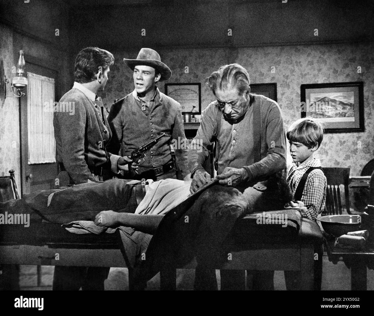 Michael Landon, Richard Rust, Ralph Moody, Moody, Dee Pollock, Gary Hunley, am Set des Western-Films The Legend of Tom Dooley, Columbia Pictures, 1959 Stockfoto