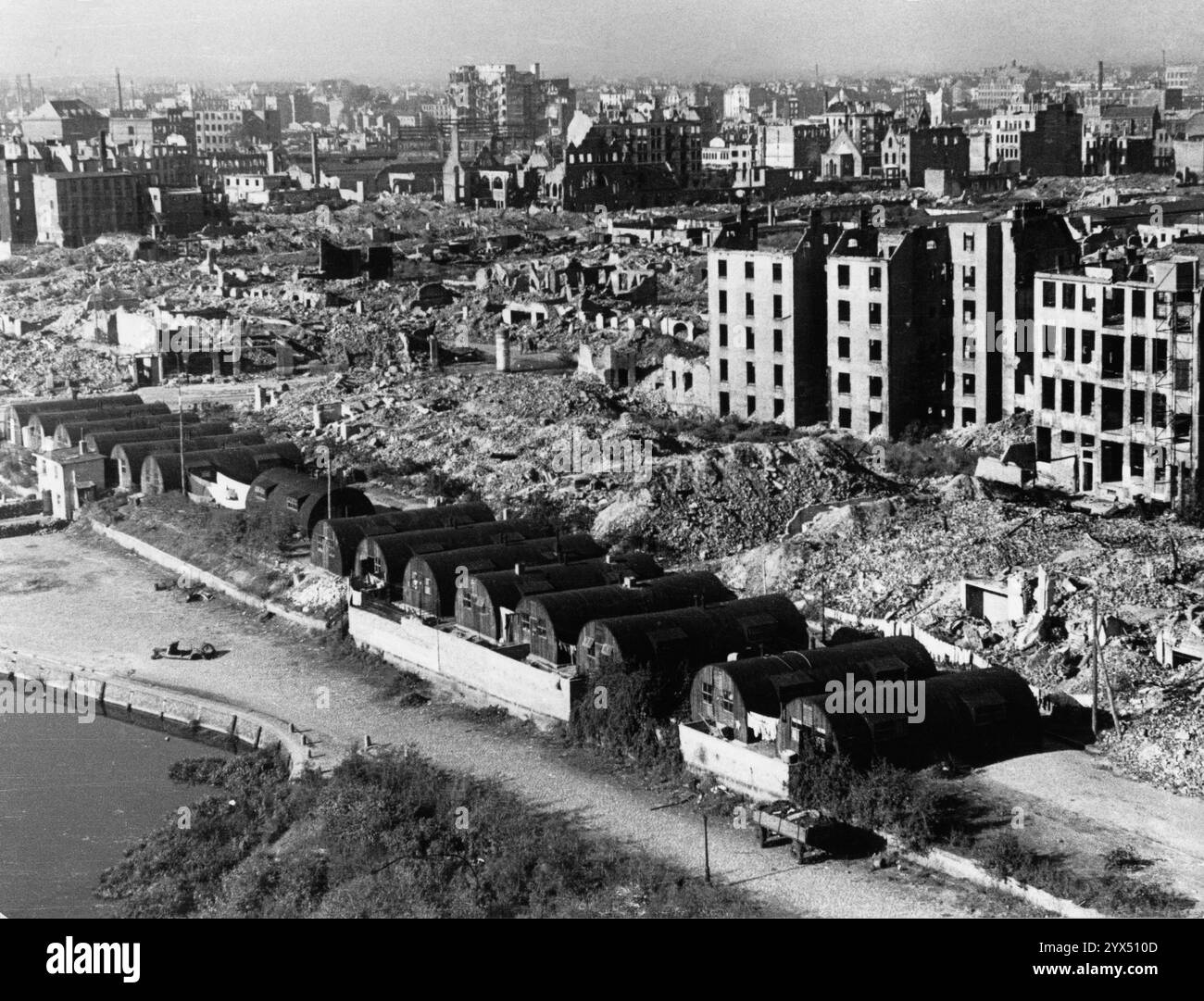 Nissen-Hütten für ausgebombte Hamburger in Hamburg BarmbekSüd/Eilbek. Blick vom Turm der Versöhnungskirche Eilbek mit Blick nach Westen über das zerstörte Stadtgebiet, unterhalb des nördlichen Endes des Eilbek-Kanals und der Lortzingstraße mit Nisshütten auf der Straße [automatisierte Übersetzung] Stockfoto