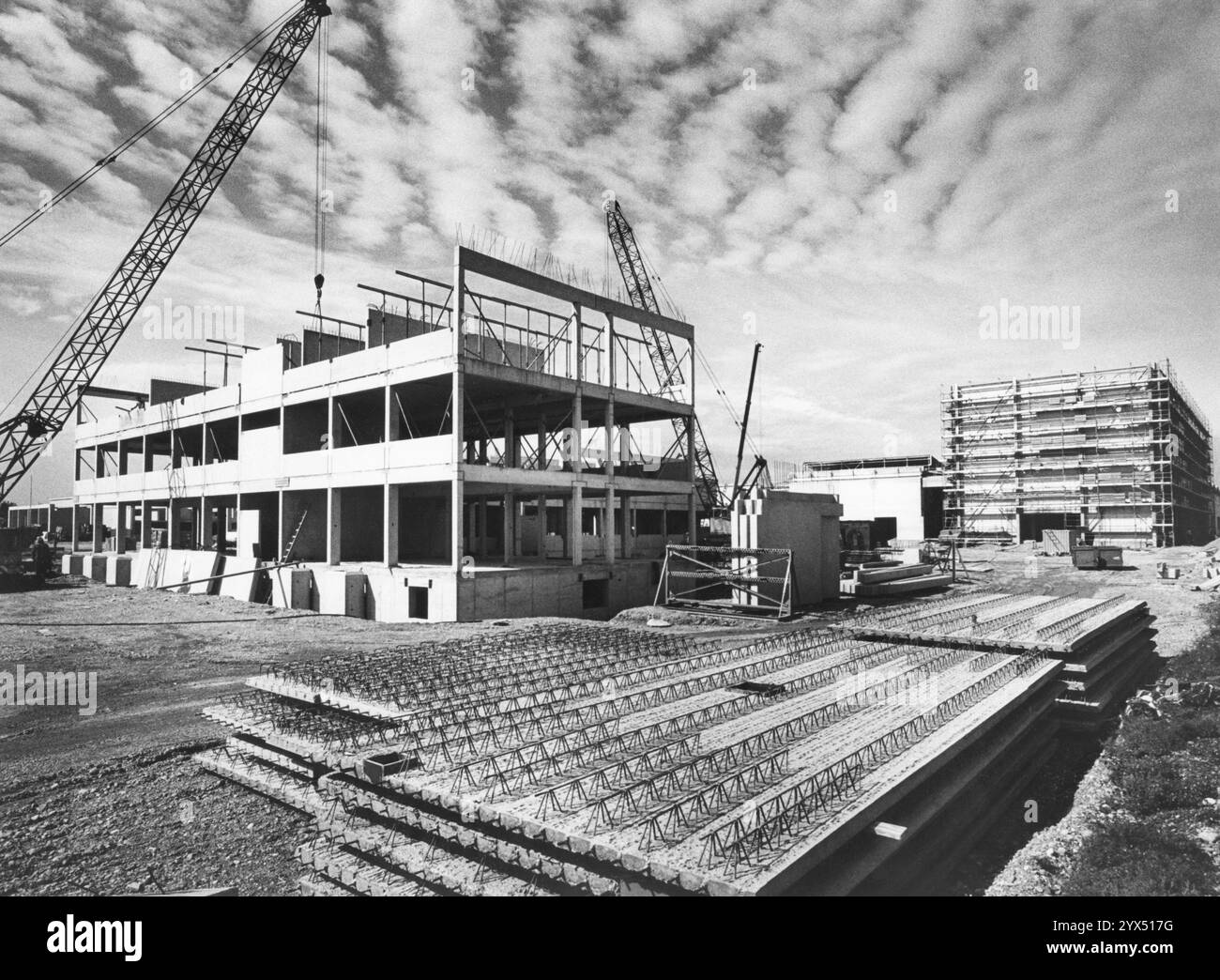 Die Bauarbeiten an der neuen Brauerei des Staatlichen Hofbräuhauses in München-Riem sind in vollem Gange. Am 31. Juli 1987 feiert das Hofbräuhaus zum 400-jährigen Bestehen des neuen Brauereigebäudes das Richtfest. [Automatisierte Übersetzung] Stockfoto