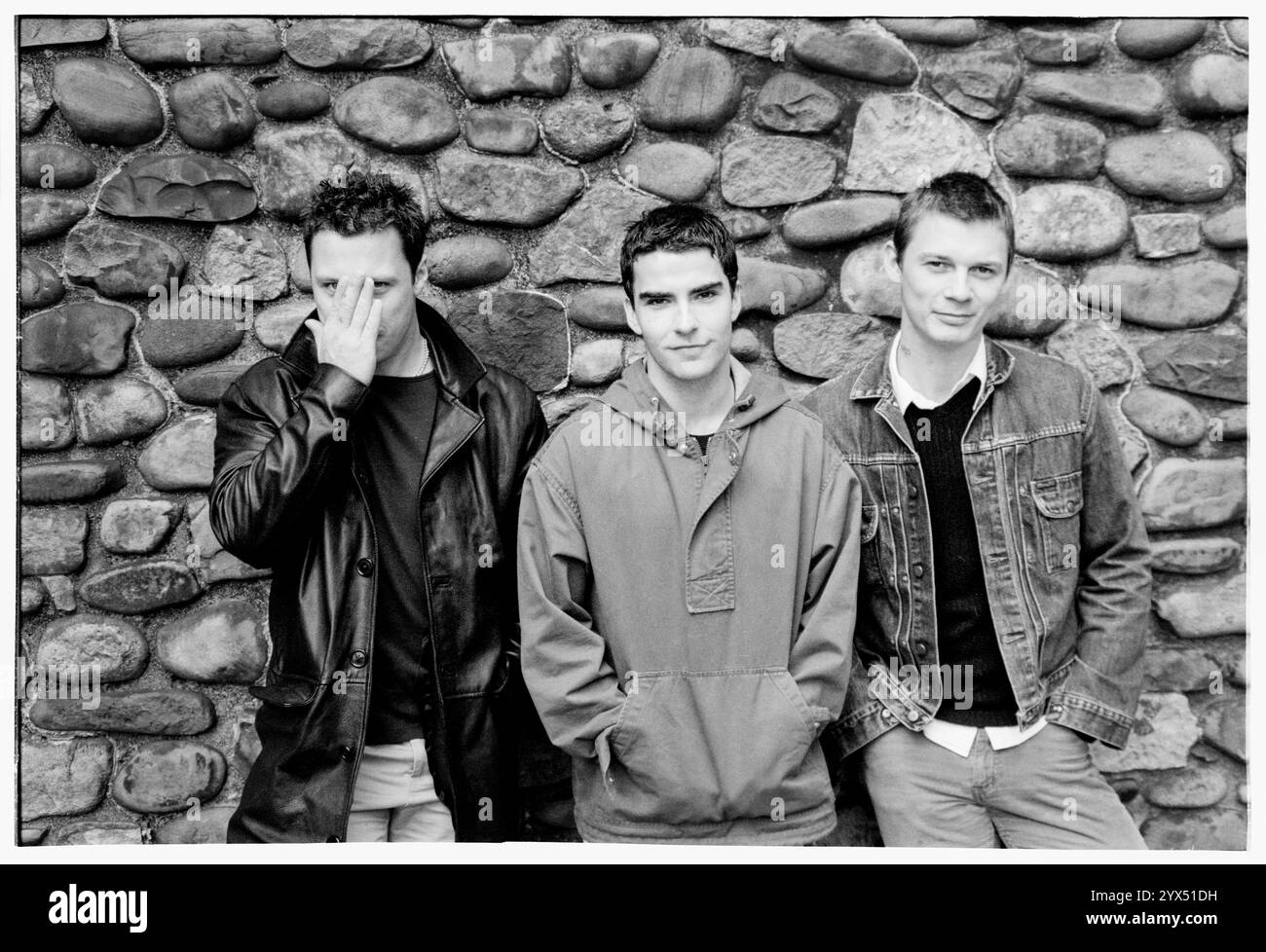 STEREOPHONICS, ORIGINAL LINE-UP, CARDIFF CASTLE, 1998: Das Original Stereophonics Line-up auf dem Gelände von Cardiff Castle vor dem ersten Konzert in der Heimatstadt Cardiff, Wales, Großbritannien am 12. Juni 1998. Foto: Rob Watkins. INFO: Stereophonics, eine walisische Rockband, entstand in den 1990er Jahren als prominente Persönlichkeiten im britischen Rock. Mit Kelly Jones' rasenden Vocals und Hits wie Dakota erzielten sie kommerziellen Erfolg. Ihre Diskografie spiegelt eine vielfältige Mischung von Rockgenres wider und zeigt ihren dauerhaften Reiz. Stockfoto