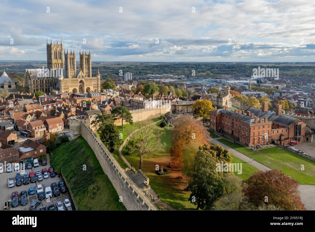 York Minster und York City aus der Vogelperspektive mit Blick auf die Stadt York. Sonniger Blick auf das Münster und die Stadtmauer. Historische Stadt North Yorkshire Stockfoto