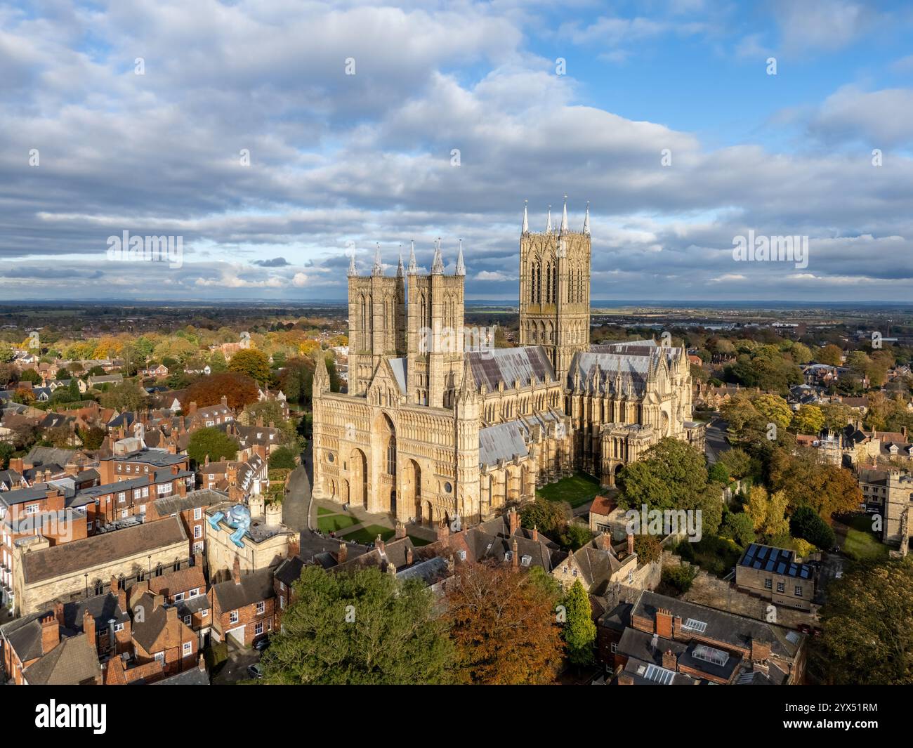 York Minster und York City aus der Vogelperspektive mit Blick auf die Stadt York. Sonniger Blick auf das Münster und die Stadtmauer. Historische Stadt North Yorkshire Stockfoto