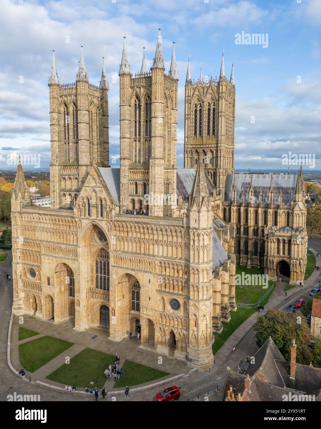 York Minster und York City aus der Vogelperspektive mit Blick auf die Stadt York. Sonniger Blick auf das Münster und die Stadtmauer. Historische Stadt North Yorkshire Stockfoto