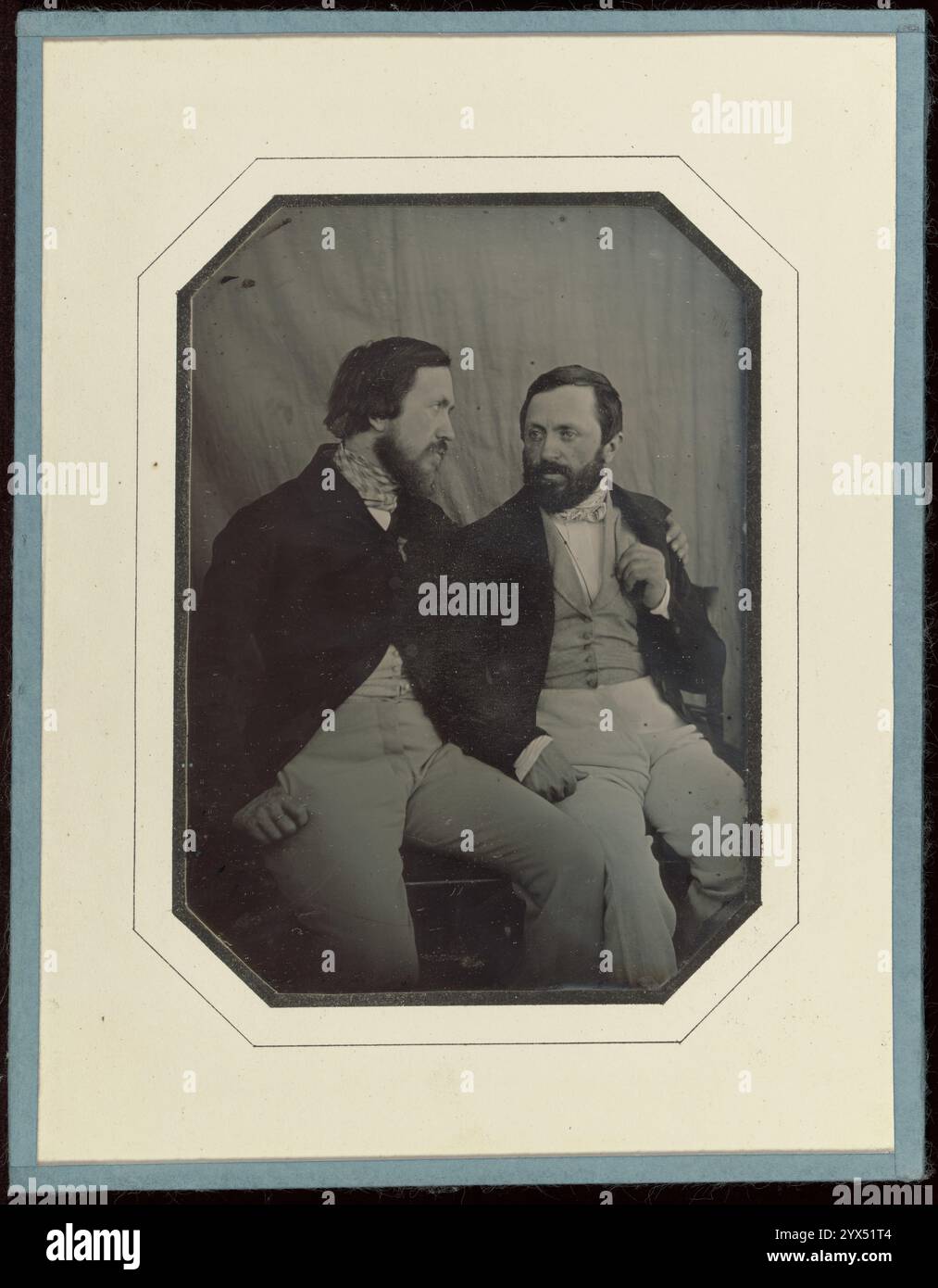 Porträt von Paul und Hippolyte Flandrin, 1848-1849. Zusätzliche Informationen: Die Brüder Flandrin Paul und Hippolyte waren bekannte französische akademische Maler, die so eng miteinander verbunden waren, dass sie von Künstlern oft so angesprochen wurden, als wären sie eine Person. Sie erstellten oft doppelte Selbstporträts, wobei der kommerzielle Fotograf Chabrol als Kamerabetreiber, aber nicht als Creative Director fungierte. So ähnlich, dass sie Zwillinge sein könnten, bilden sie sich in der Nähe spiegelbildender Reflexionen, ihre Individualität wird nur durch den subtilen Unterschied in der Kostümierung und der Kopfwendung verraten Stockfoto