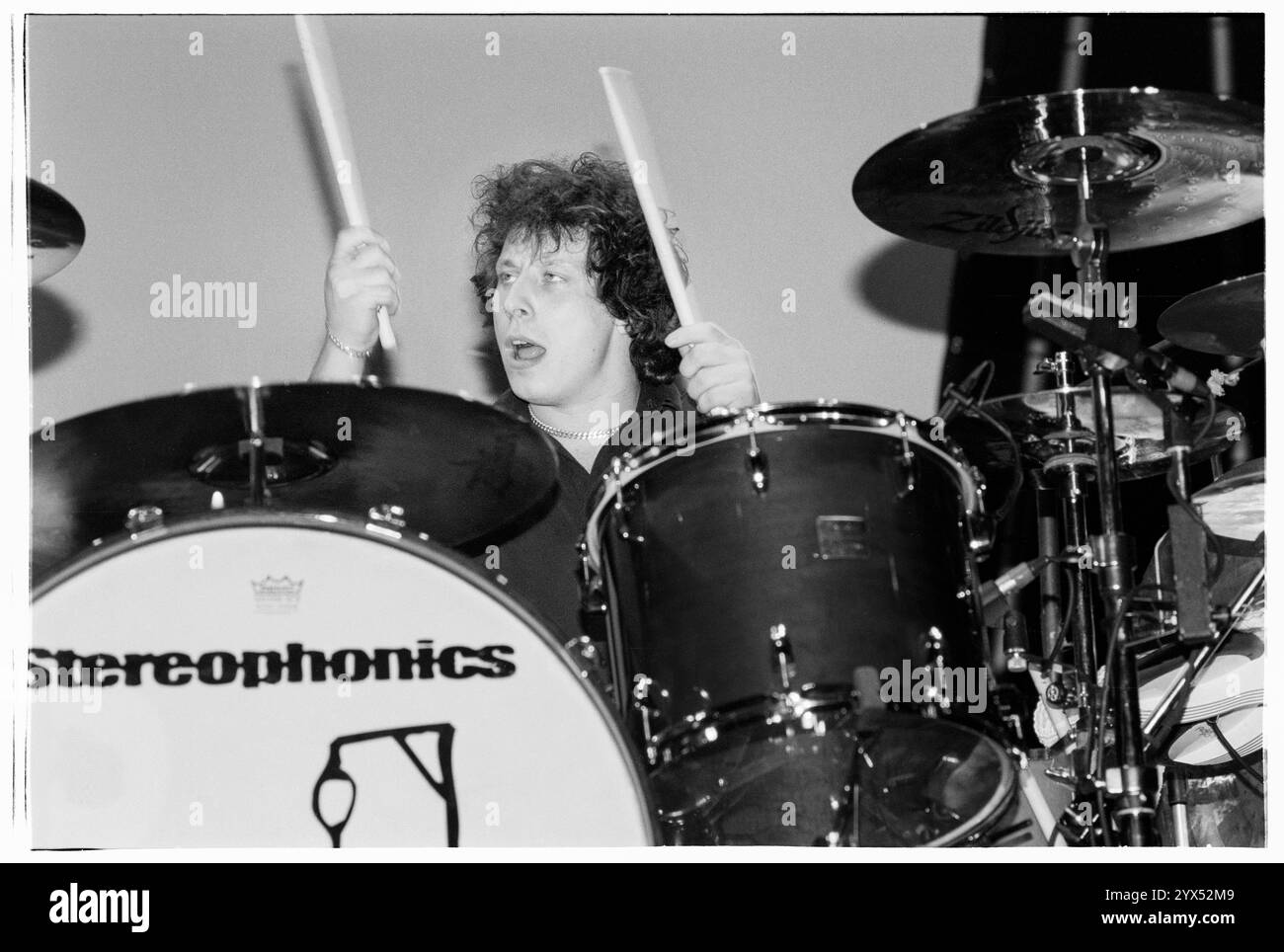 STUART CABLE, STEREOPHONICS, KONZERT, 1999: Stuart Cable (1970–2010) der ursprüngliche Schlagzeuger der walisischen Rockband The Stereophonics spielte am 17. Dezember 1999 live in der Cardiff International Arena CIA in Cardiff, Wales, Großbritannien. Foto: Rob Watkins. INFO: Stereophonics, eine walisische Rockband, entstand in den 1990er Jahren als prominente Persönlichkeiten im britischen Rock. Mit Kelly Jones' rasenden Vocals und Hits wie Dakota erzielten sie kommerziellen Erfolg. Ihre Diskografie spiegelt eine vielfältige Mischung von Rockgenres wider. Stockfoto