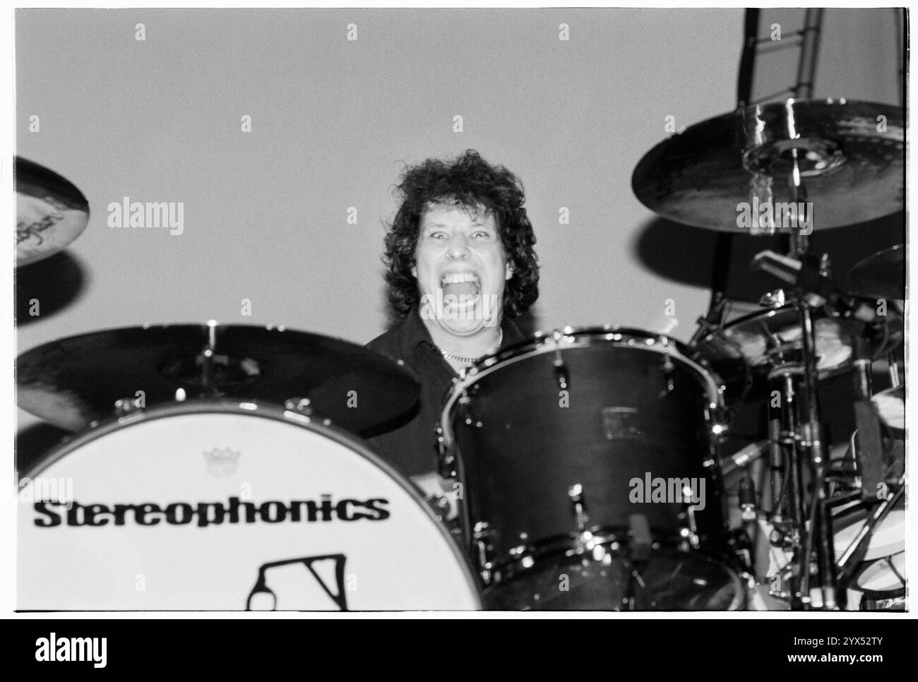 STUART CABLE, STEREOPHONICS, KONZERT, 1999: Stuart Cable (1970–2010) der ursprüngliche Schlagzeuger der walisischen Rockband The Stereophonics spielte am 17. Dezember 1999 live in der Cardiff International Arena CIA in Cardiff, Wales, Großbritannien. Foto: Rob Watkins. INFO: Stereophonics, eine walisische Rockband, entstand in den 1990er Jahren als prominente Persönlichkeiten im britischen Rock. Mit Kelly Jones' rasenden Vocals und Hits wie Dakota erzielten sie kommerziellen Erfolg. Ihre Diskografie spiegelt eine vielfältige Mischung von Rockgenres wider. Stockfoto