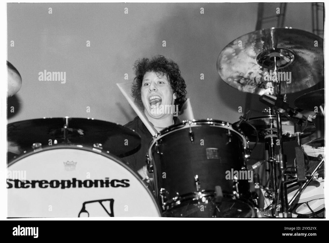 STUART CABLE, STEREOPHONICS, KONZERT, 1999: Stuart Cable (1970–2010) der ursprüngliche Schlagzeuger der walisischen Rockband The Stereophonics spielte am 17. Dezember 1999 live in der Cardiff International Arena CIA in Cardiff, Wales, Großbritannien. Foto: Rob Watkins. INFO: Stereophonics, eine walisische Rockband, entstand in den 1990er Jahren als prominente Persönlichkeiten im britischen Rock. Mit Kelly Jones' rasenden Vocals und Hits wie Dakota erzielten sie kommerziellen Erfolg. Ihre Diskografie spiegelt eine vielfältige Mischung von Rockgenres wider. Stockfoto