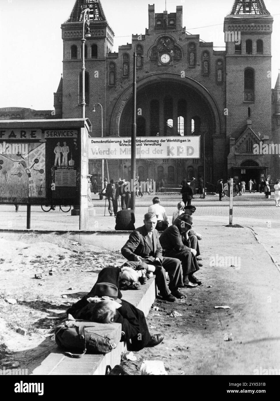 1947 Hamburg Altona, Bahnhof, KPD Werbung [automatisierte Übersetzung] Stockfoto