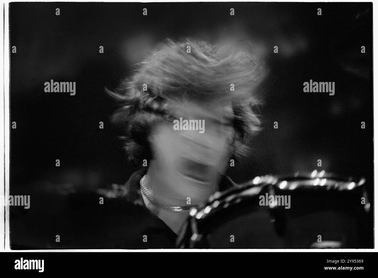 STUART CABLE, STEREOPHONICS, KONZERT, 1999: Stuart Cable (1970–2010) der ursprüngliche Schlagzeuger der walisischen Rockband The Stereophonics spielte am 17. Dezember 1999 live in der Cardiff International Arena CIA in Cardiff, Wales, Großbritannien. Foto: Rob Watkins. INFO: Stereophonics, eine walisische Rockband, entstand in den 1990er Jahren als prominente Persönlichkeiten im britischen Rock. Mit Kelly Jones' rasenden Vocals und Hits wie Dakota erzielten sie kommerziellen Erfolg. Ihre Diskografie spiegelt eine vielfältige Mischung von Rockgenres wider. Stockfoto