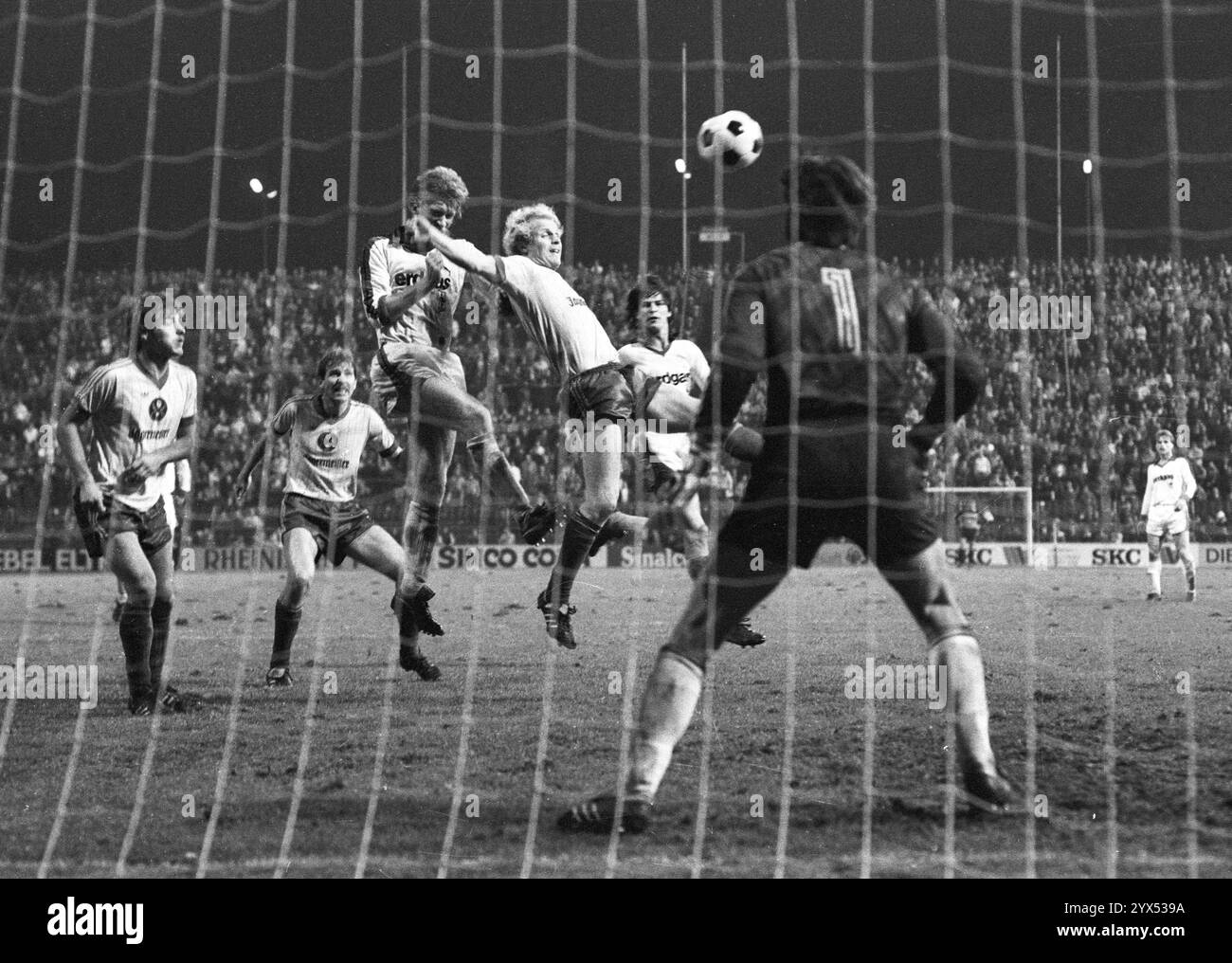 Borussia Mönchengladbach - Eintracht Braunschweig 10:0/11.10.1984. 7:0 Tor von Helmut Rahn (3. Von links), der das Kopfspiel gegen Hans-Heinrich Pahl gewinnt. Im Tor Waldemar Josef (beide Braunschweig). [Automatisierte Übersetzung] Stockfoto