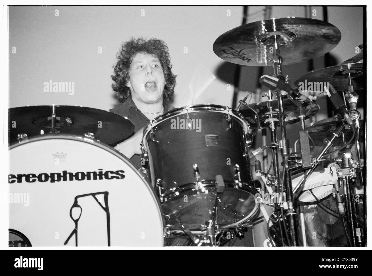 STUART CABLE, STEREOPHONICS, KONZERT, 1999: Stuart Cable (1970–2010) der ursprüngliche Schlagzeuger der walisischen Rockband The Stereophonics spielte am 17. Dezember 1999 live in der Cardiff International Arena CIA in Cardiff, Wales, Großbritannien. Foto: Rob Watkins. INFO: Stereophonics, eine walisische Rockband, entstand in den 1990er Jahren als prominente Persönlichkeiten im britischen Rock. Mit Kelly Jones' rasenden Vocals und Hits wie Dakota erzielten sie kommerziellen Erfolg. Ihre Diskografie spiegelt eine vielfältige Mischung von Rockgenres wider. Stockfoto