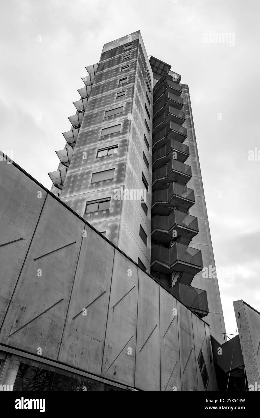 Stadtbild und allgemeine architektonische Aussicht in den modernen Wohnvierteln von Girona. Stockfoto