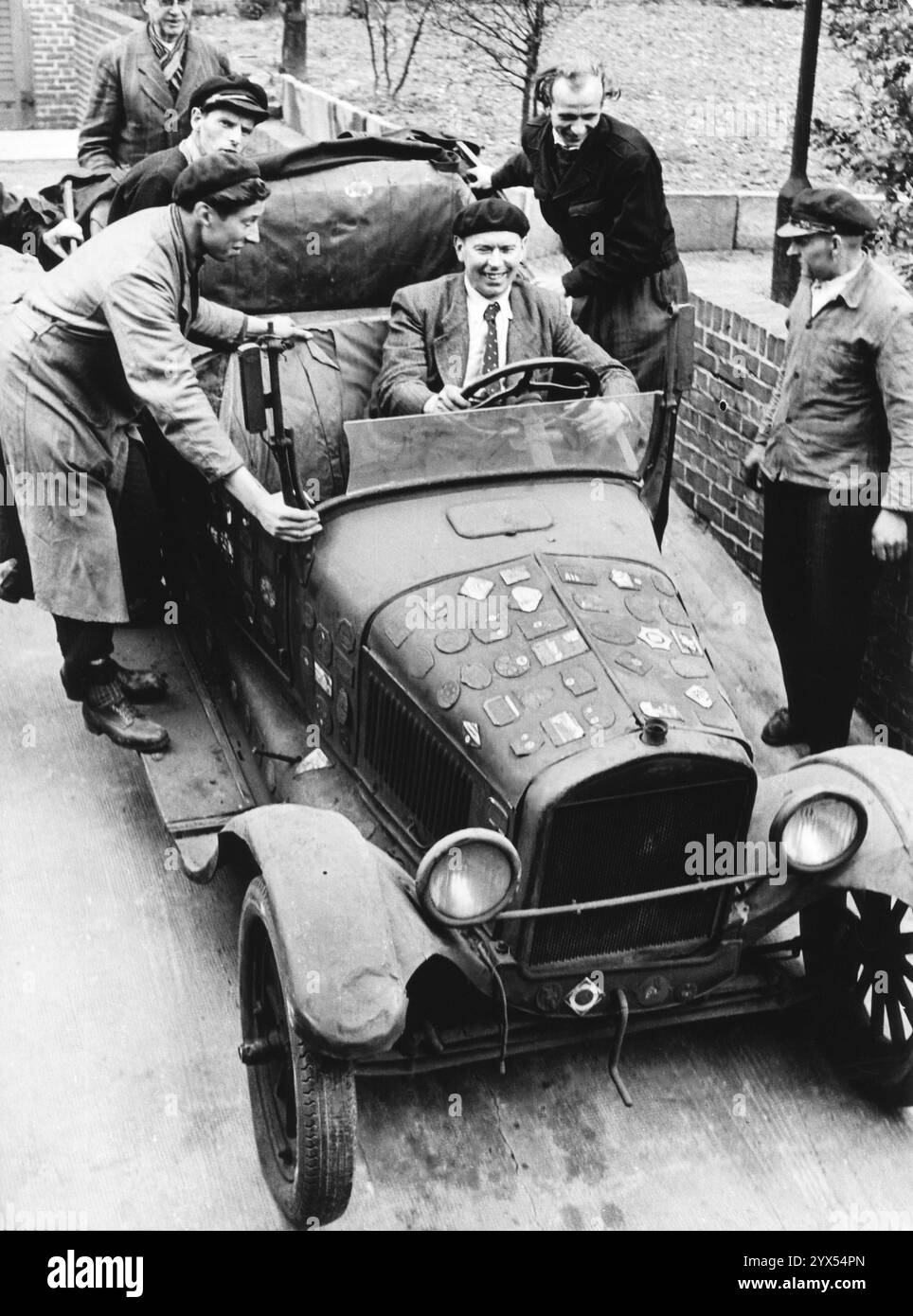 1949 Hamburger Verkehrsprüfung eines alten Ford mit verschiedenen Rennabzeichen [automatisierte Übersetzung] Stockfoto