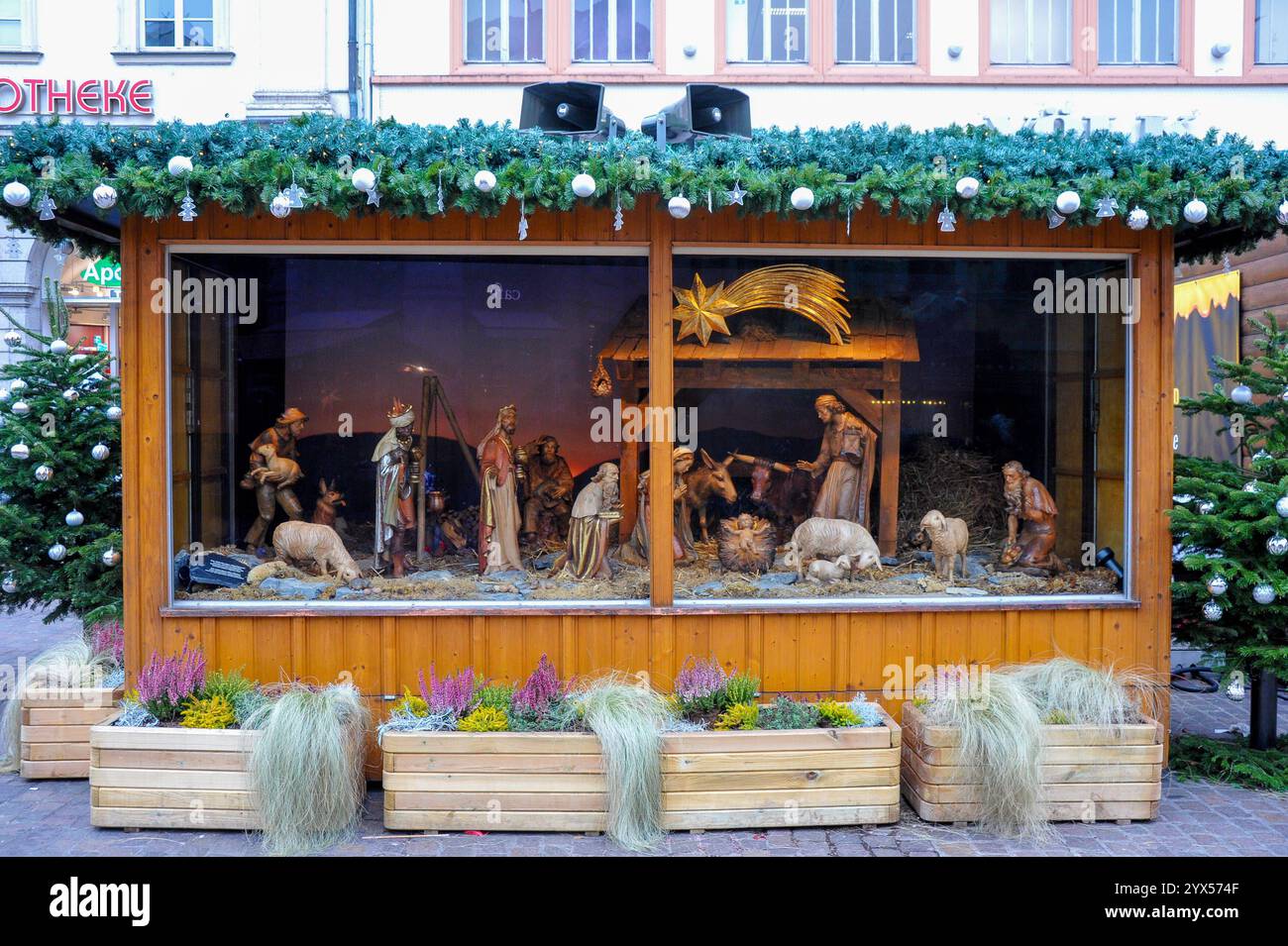 Deutschland, Bayern, Würzburg 12.06.2024, Deutschland, DE, Bayern, Würzburg im Bild Stadtansichten, Weihnachtlich, Beleuchtung, Krippe, hl. drei Koenige, Jesukind, Maria und Josef, Stern, kreisfreie Stadt in Bayern, Bezirk Unterfranken Bayern *** Deutschland, Bayern, Würzburg 12 06 2024, Deutschland, GER, Bayern, Würzburg im Bild Stadtansichten, Weihnachten, Beleuchtung, Krippe, heilige drei Könige, Baby Jesus, Maria und Joseph, Star, unabhängige Stadt in Bayern, Bezirk Niederfranken Bayern Deutschland, Bayern, Würzburg, 13.12.2024-3 Stockfoto