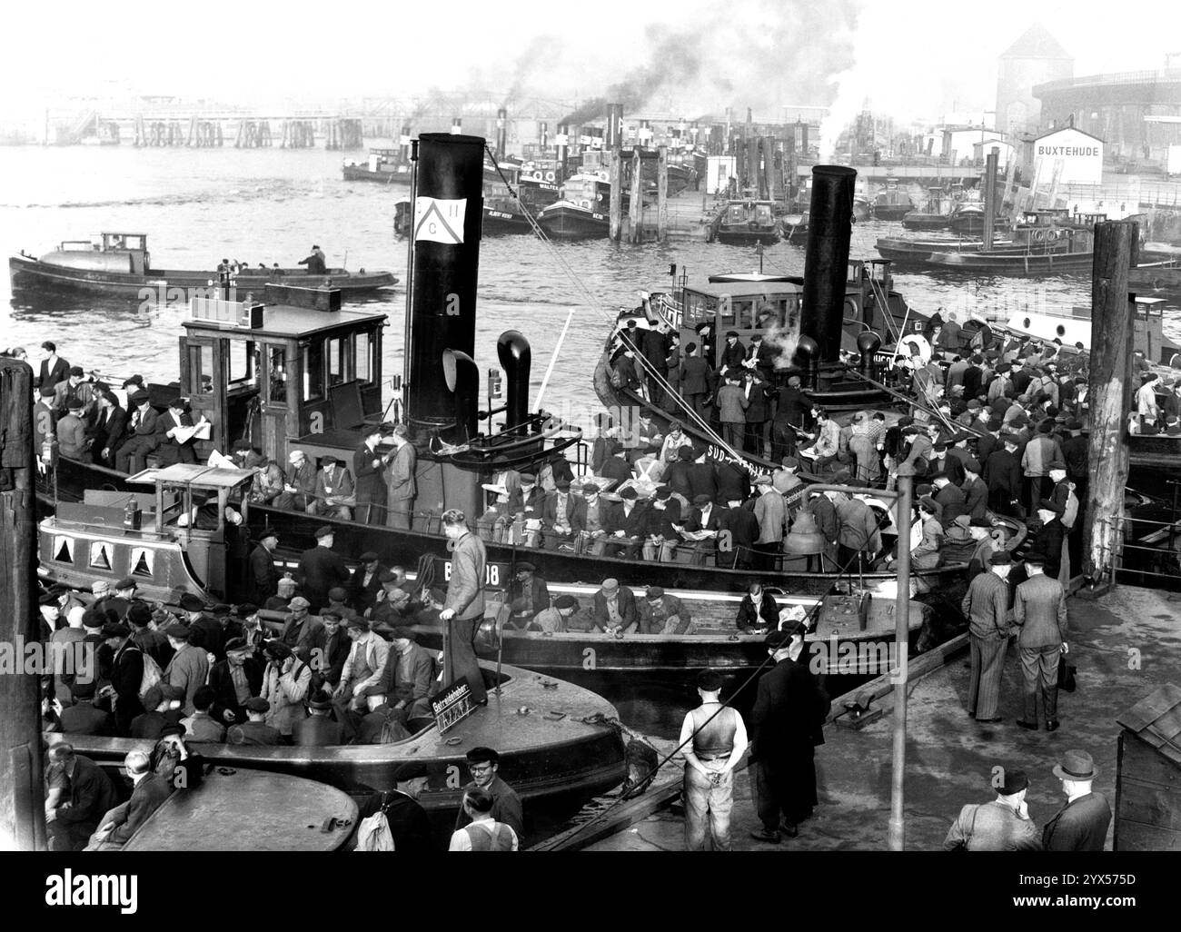 Arbeiter in der zweiten Schicht warten darauf, dass die Fähren vom Hamburger Hafen abfahren. [Automatisierte Übersetzung] Stockfoto